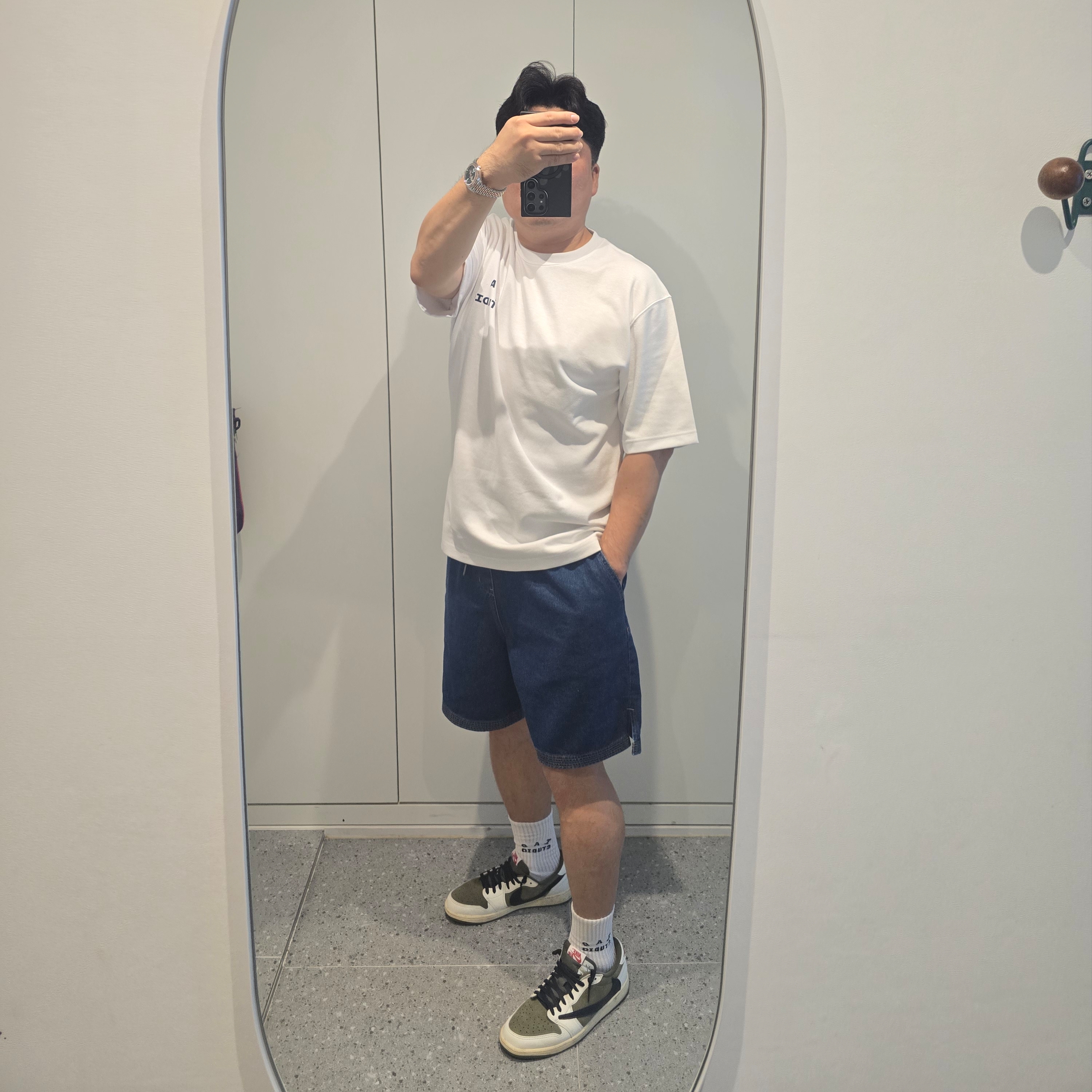 IAB Studio T-Shirt White Navy, IAB Studio Denim Shorts Deep Blue 착용 스타일 - 1