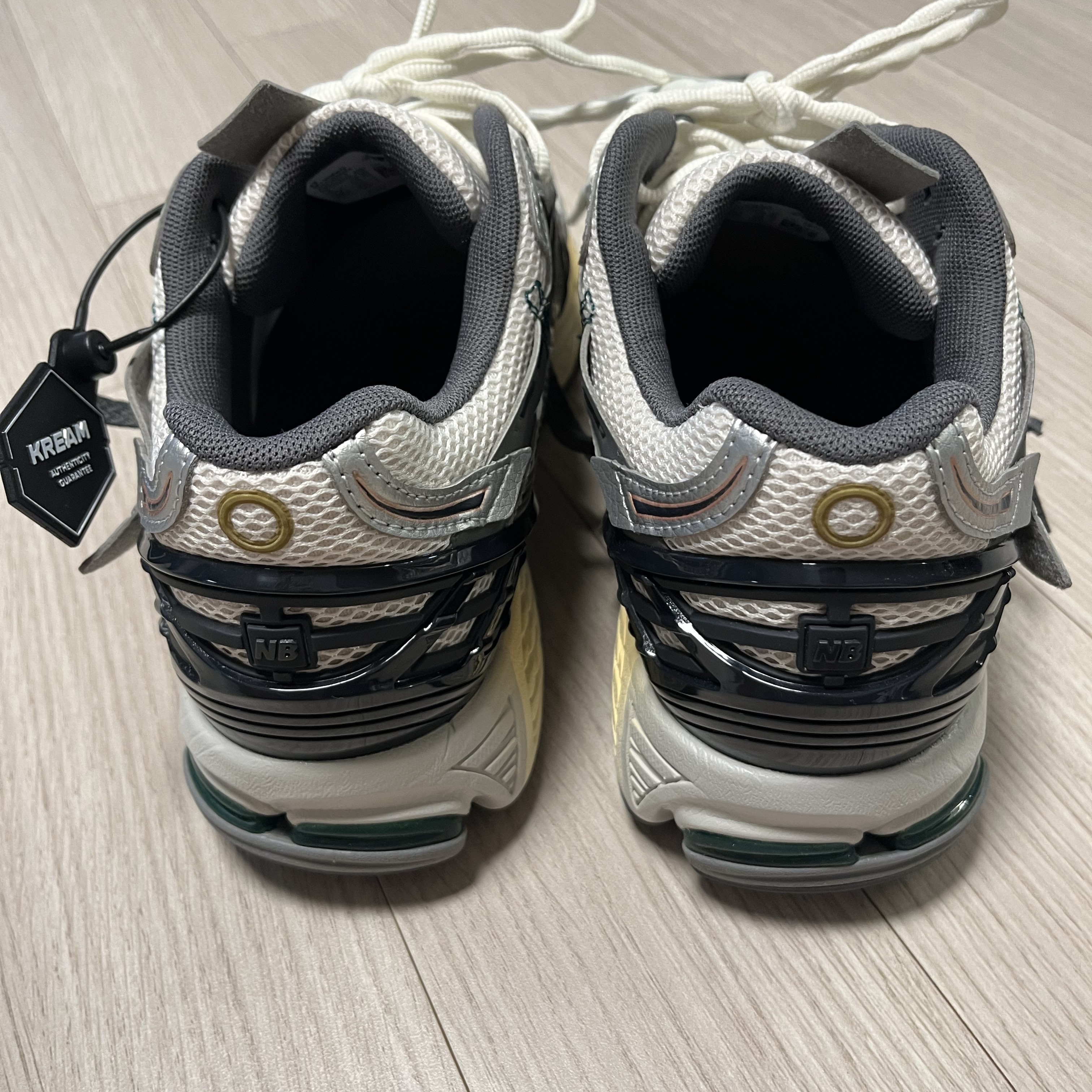 New Balance 1906A Silver Metallic Castlerock, New Balance 1906R White Gold 착용 스타일 - 3