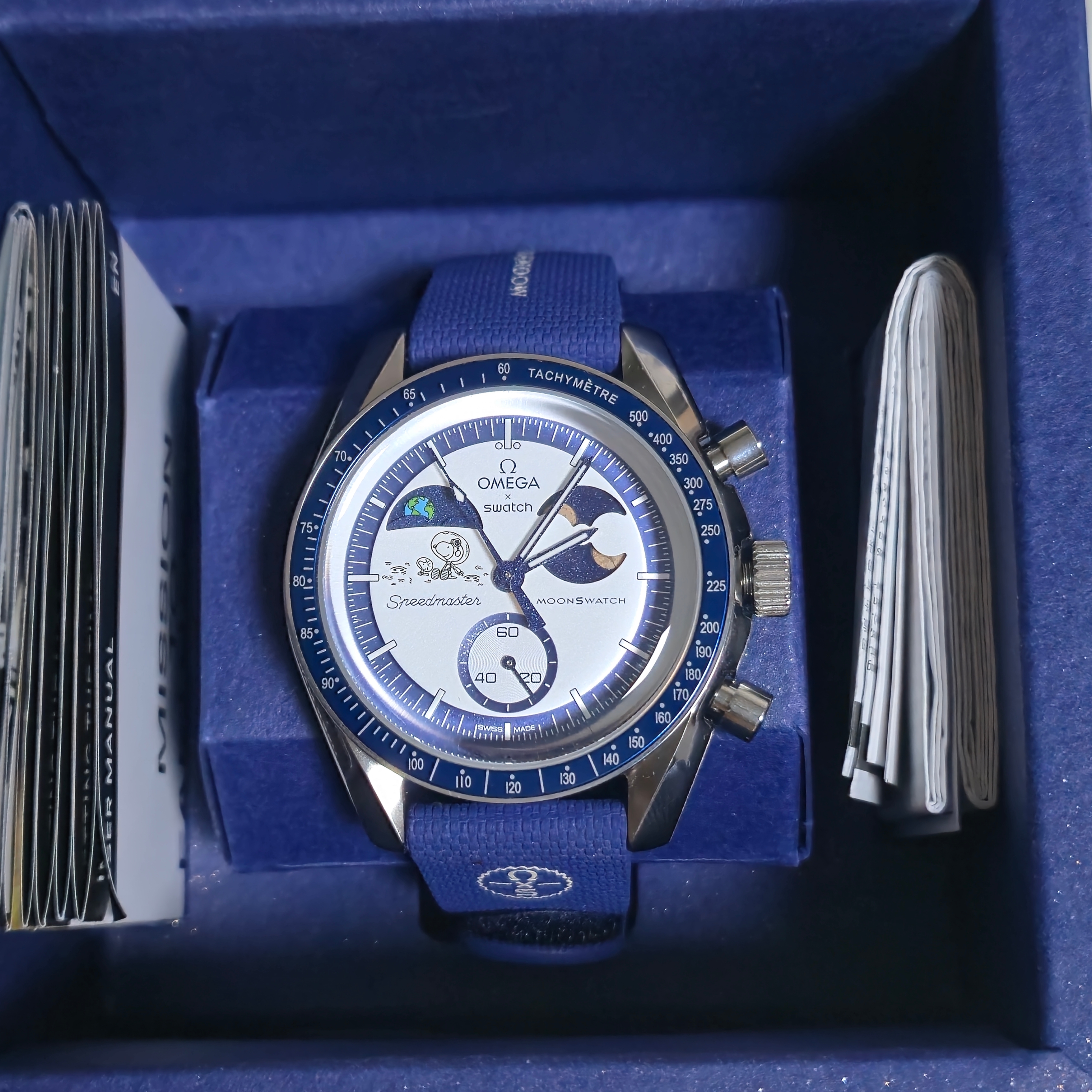 Swatch x Omega x Snoopy Bioceramic Moonswatch August's Mission To Earthphase 42mm Moonshine Gold 착용 스타일 - 1