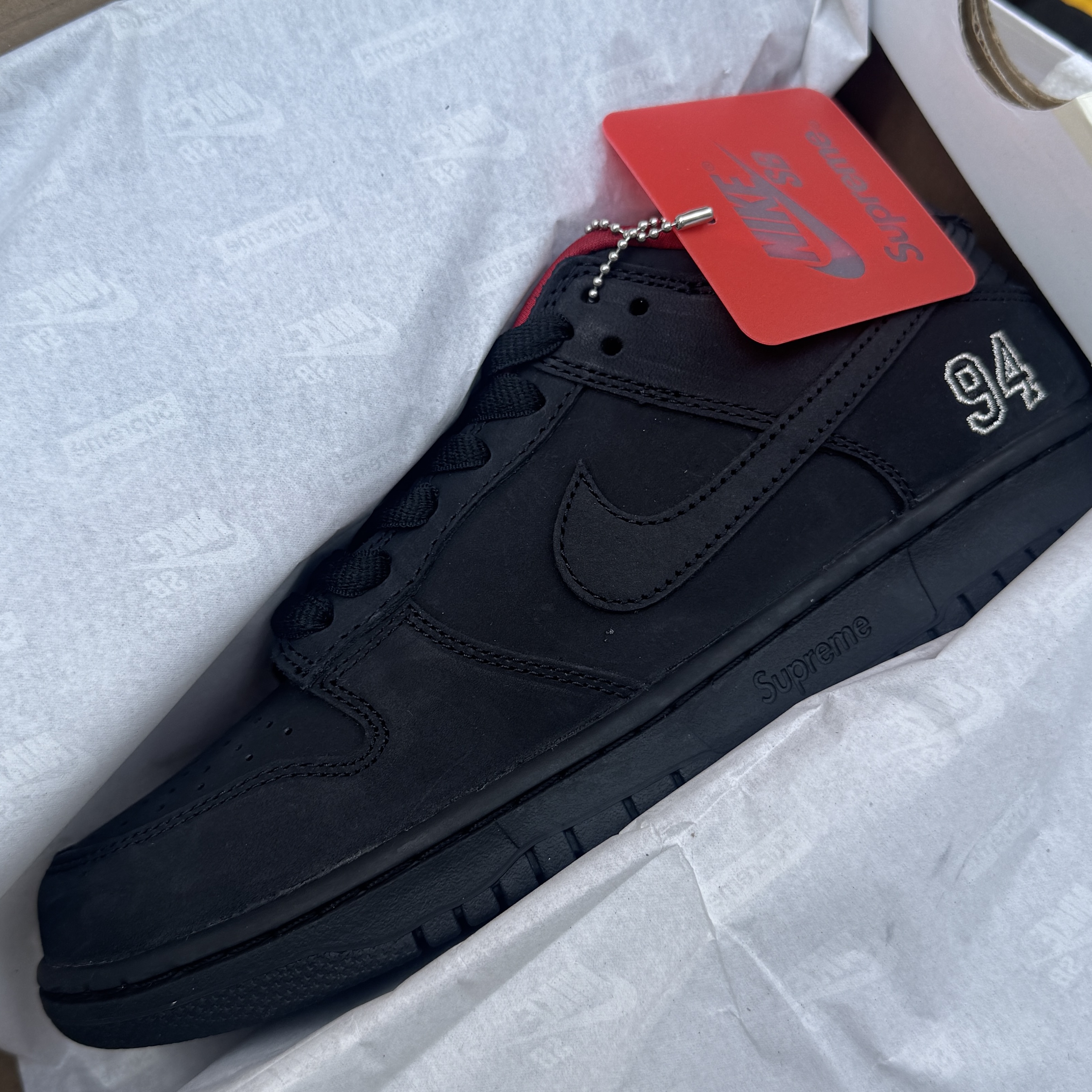 Nike x Supreme SB Dunk Low Black 착용 스타일