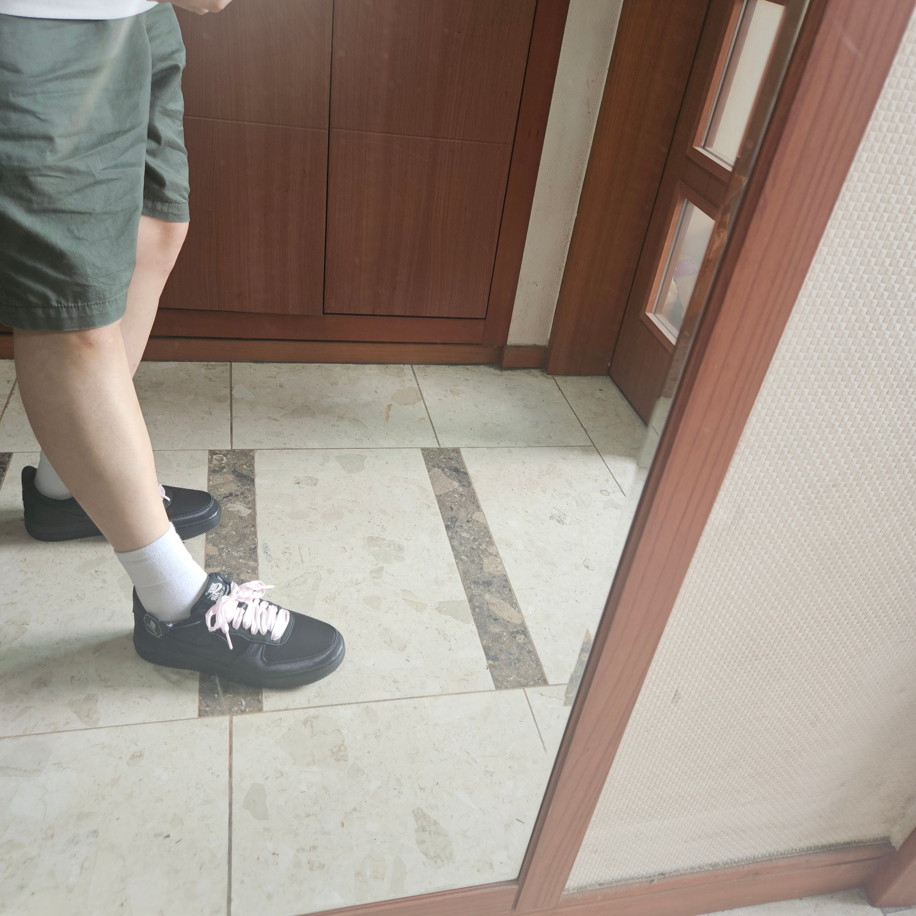 (W) Nike Air Force 1 '07 LV8 Black Pink Ice 착용 스타일 - 1