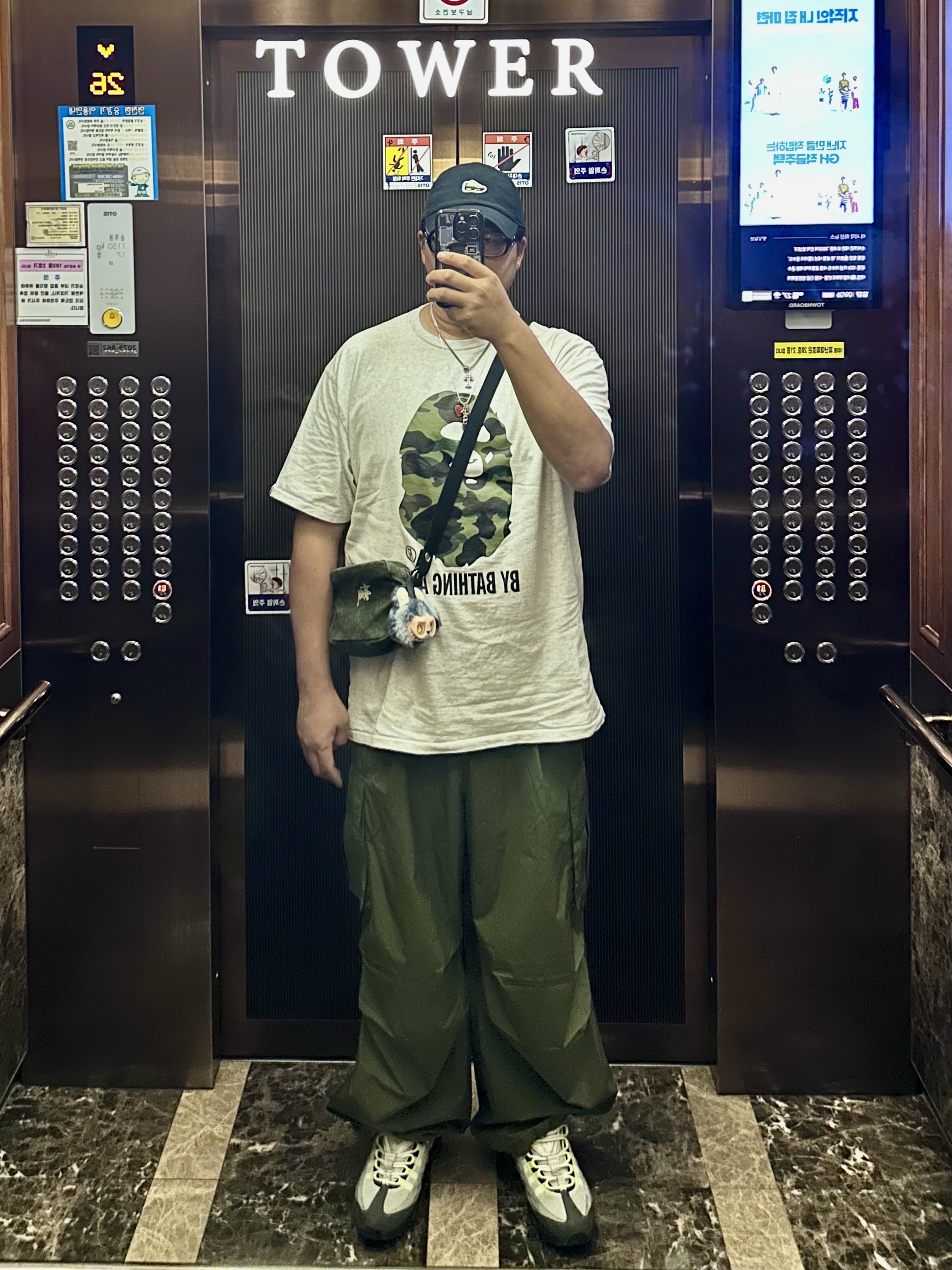 Nike Air Max 95 OG Neon 2015, BAPE 1st Camo By Bathing Ape T-Shirt Grey Green 착용 스타일 - 1