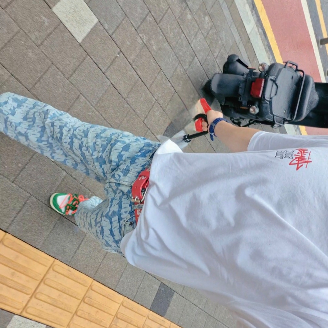 Supreme Repeat Leather Belt Red, Nike x Off-White Dunk Low Pine Green 착용 스타일