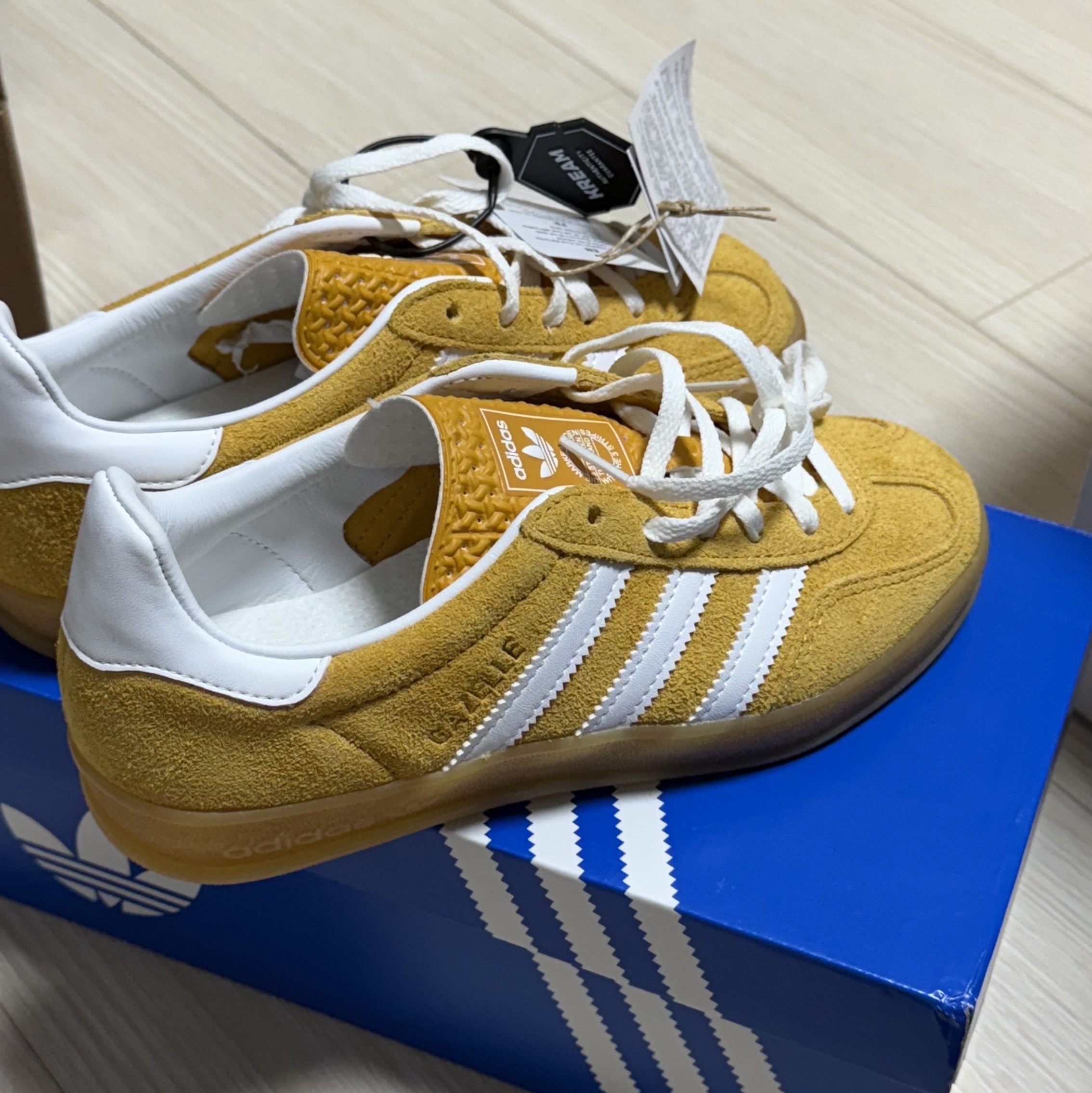 (W) Adidas Gazelle Indoor Orange Peel Cloud White 착용 스타일