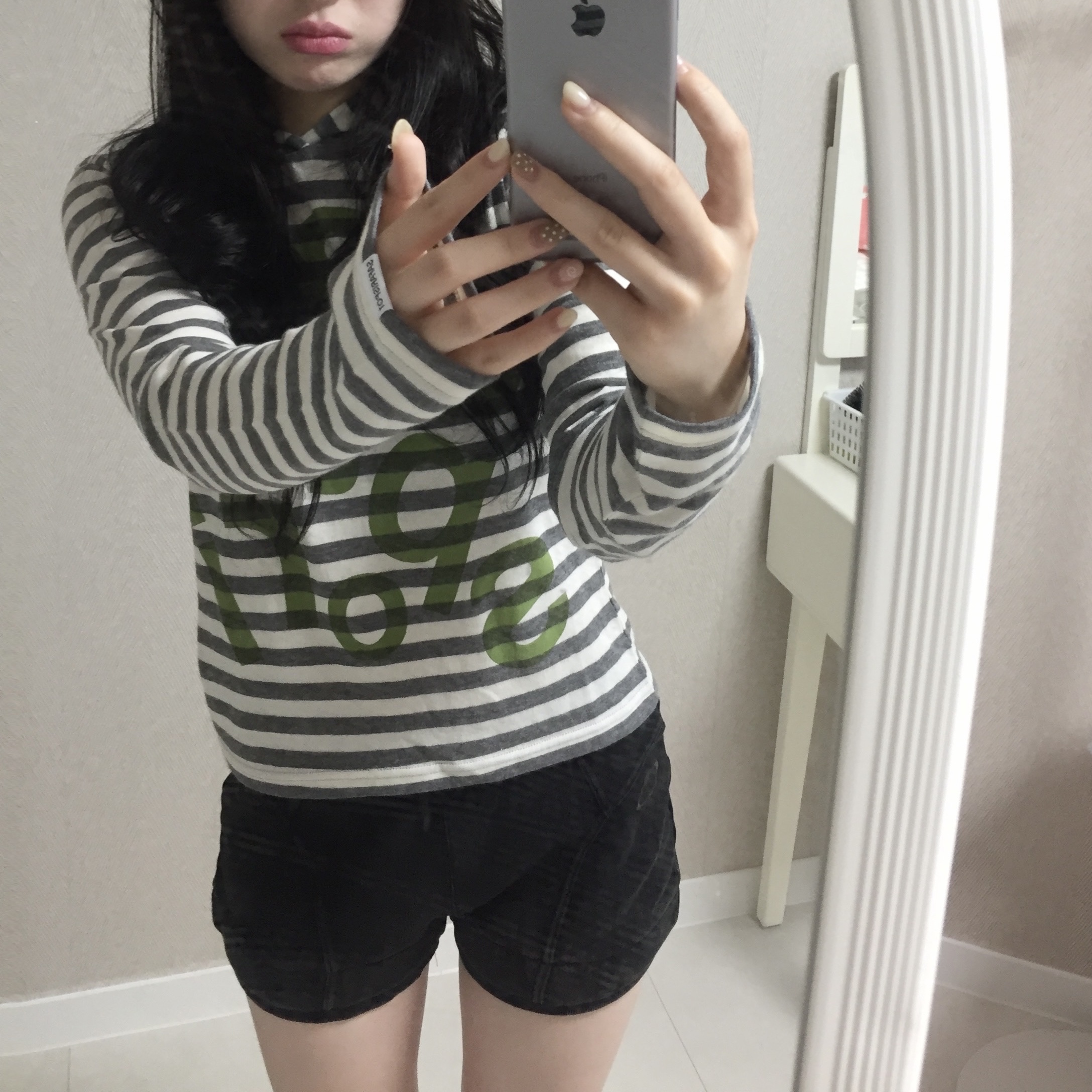 [KREAM 단독] Safarispot 1/2 Ticketing Stripe Border Hoodie Gray, (W) Mischief Micro Washed Shorts Washed Black 착용 스타일 - 2