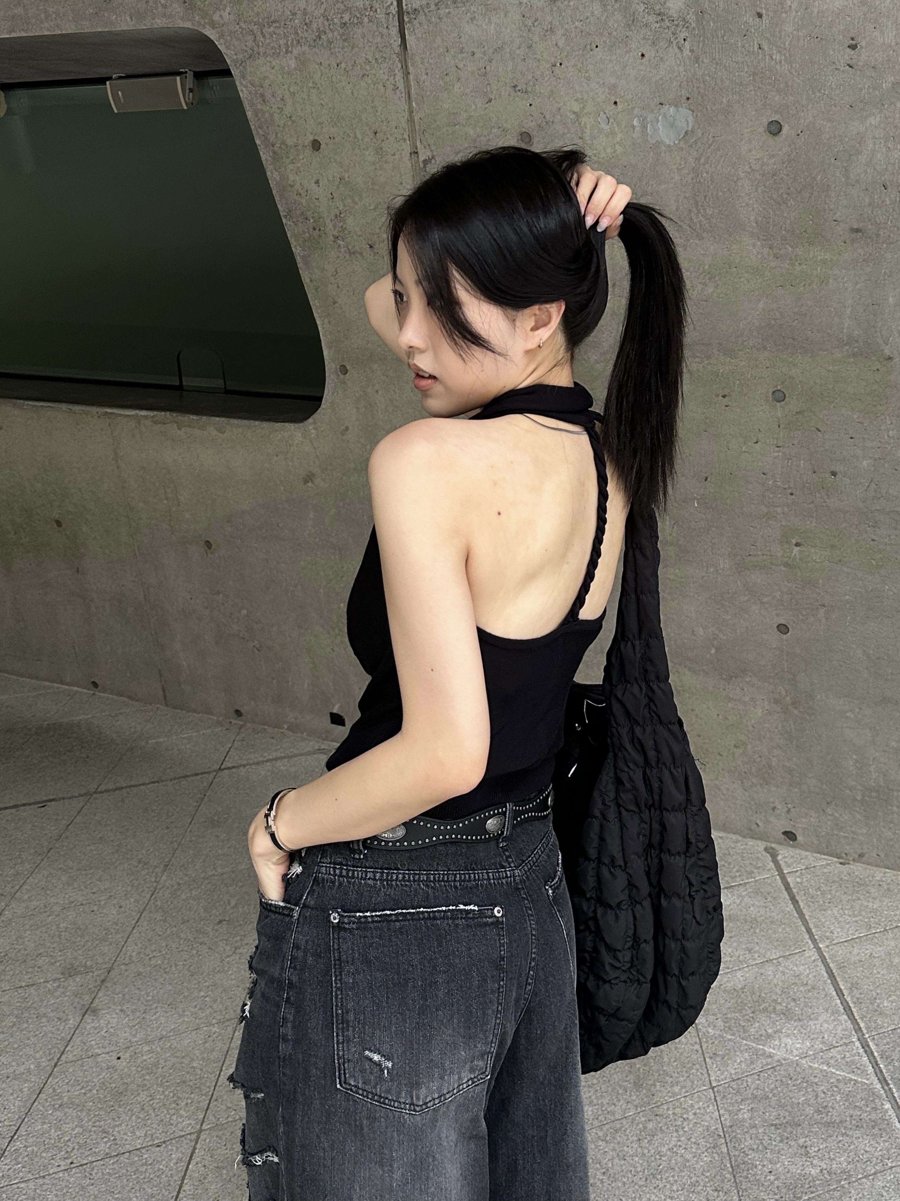 COS Quilted Oversized Shoulder Bag Black, Nike Air Force 1 '07 Low Triple Black 착용 스타일 - 5