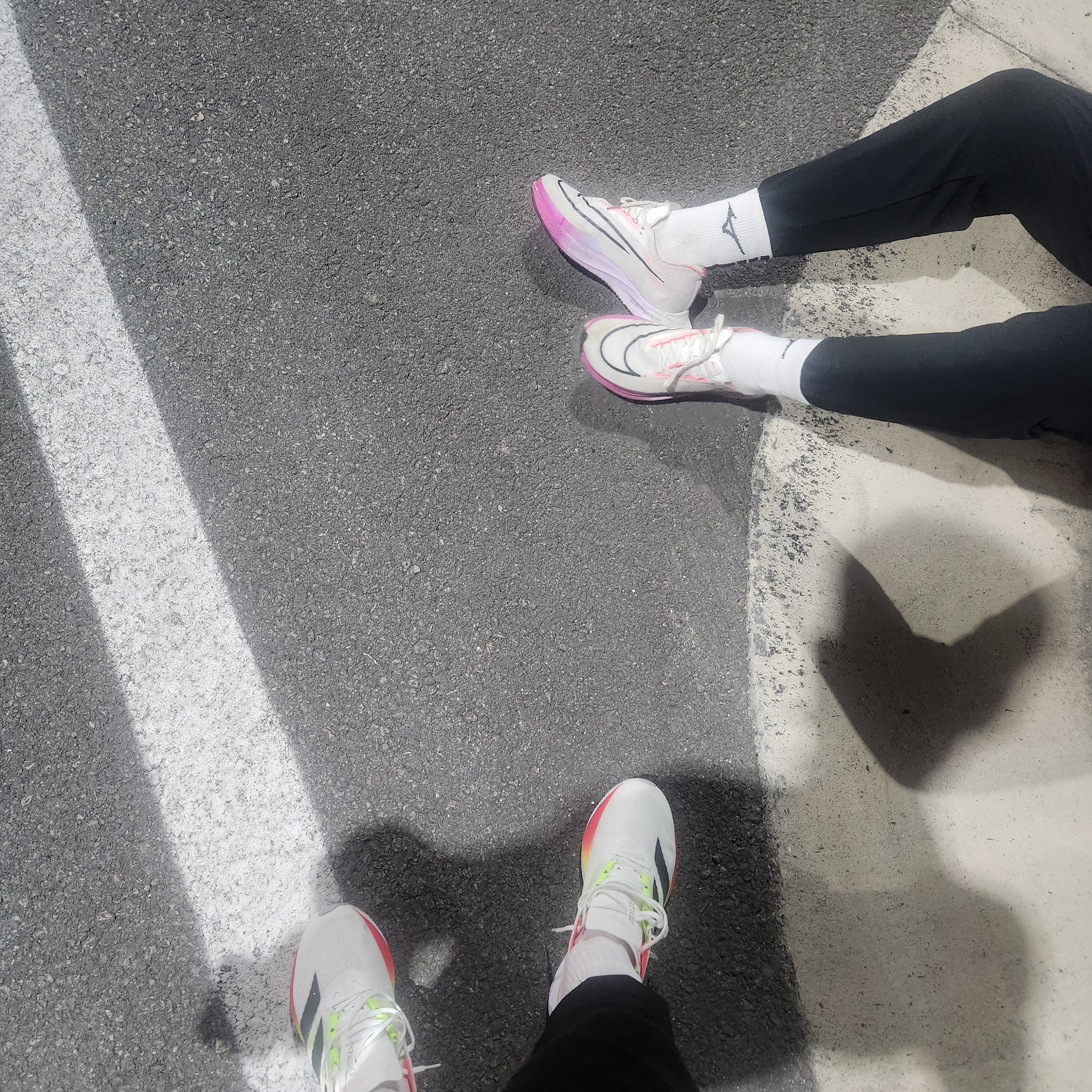 Adidas Adizero Boston 12 Cloud White Lucid Red, Nike ZoomX Streakfly White Vivid Graffe 착용 스타일