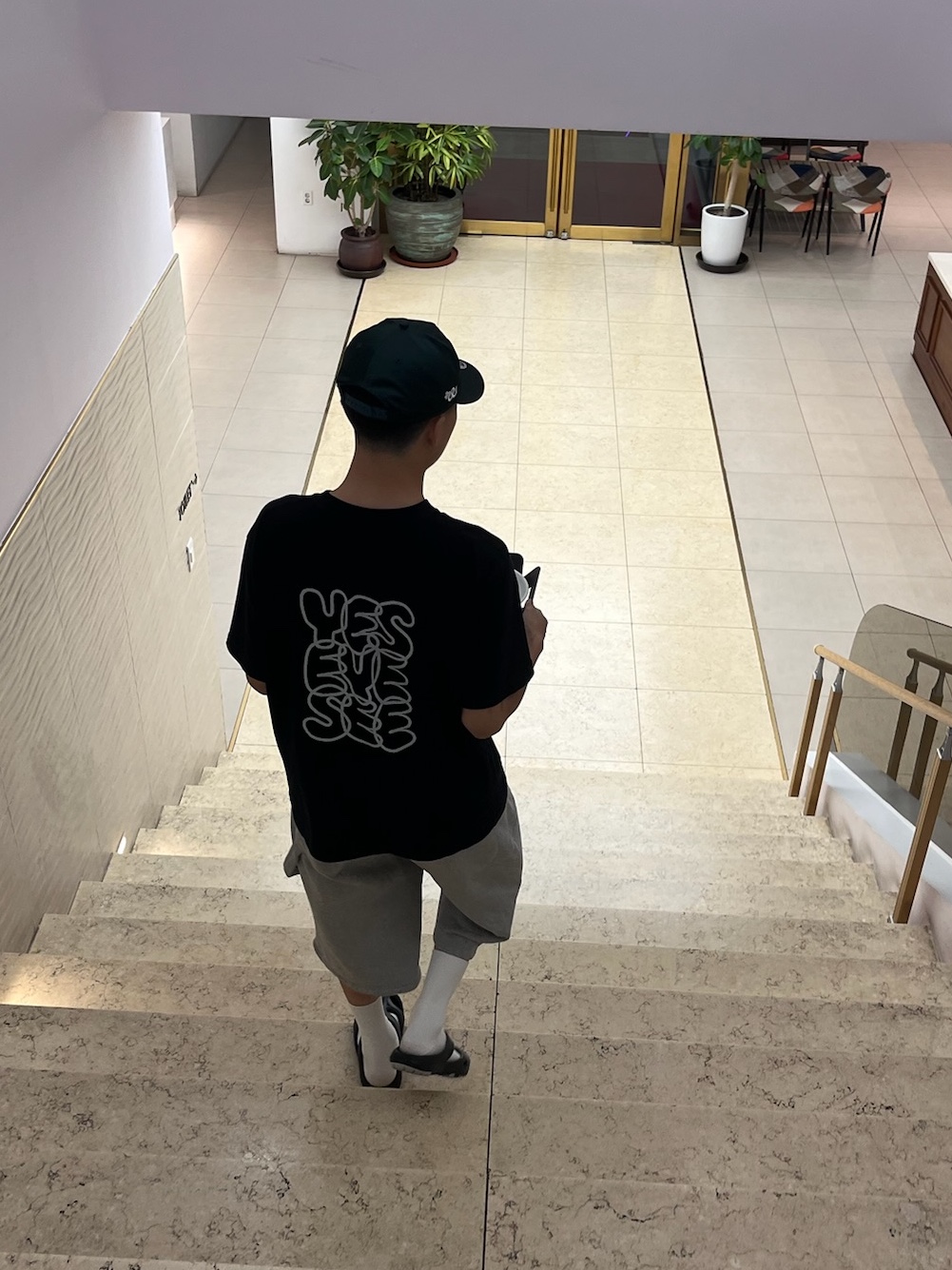 YESEYESEE C-Logo Tee Black, Keen Shanti Slide Men Black 착용 스타일 - 1