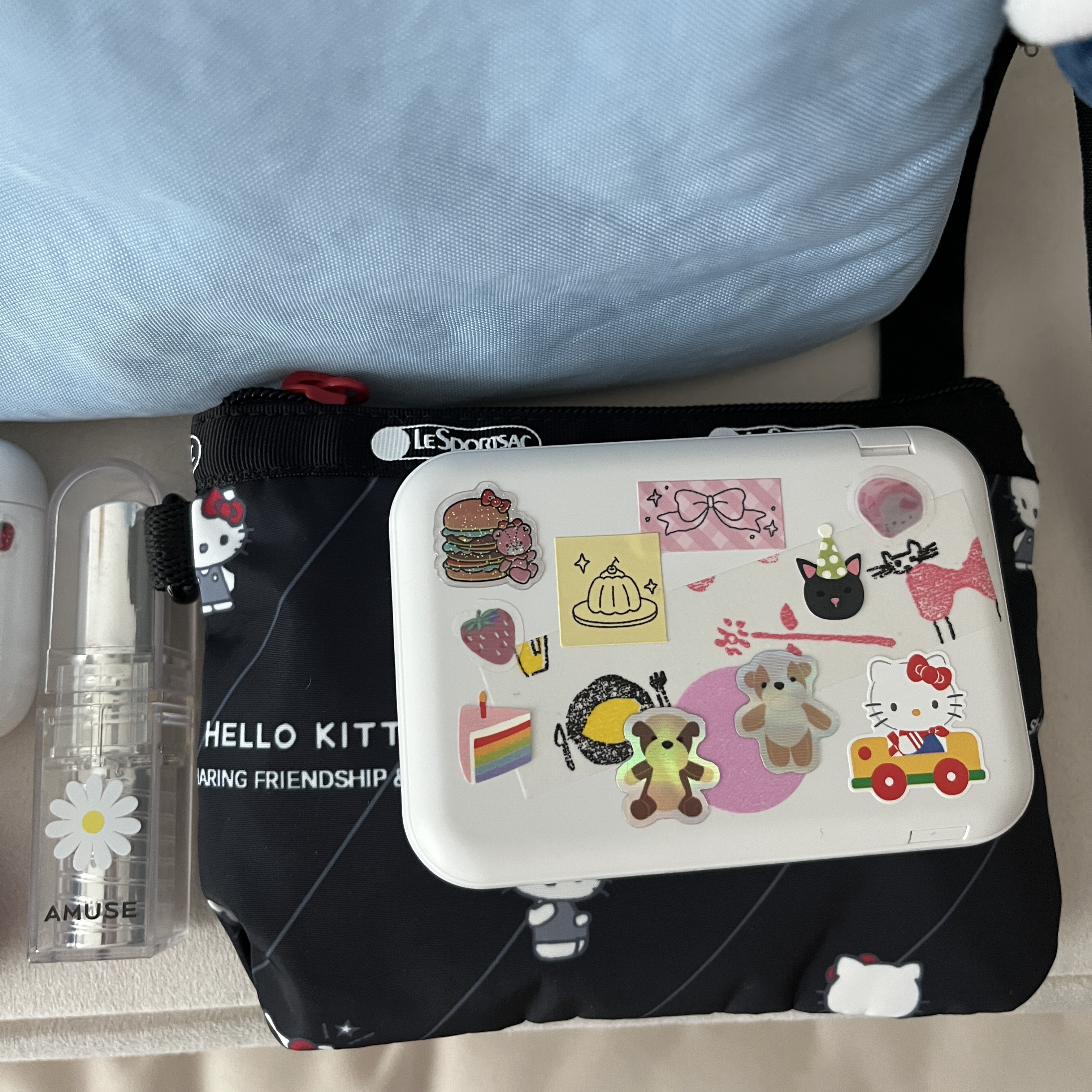 Sanrio Hello Kitty Mini Mascot Holder, Sandy Liang x Baggu Bow Mini Bag Powder Blue 착용 스타일 - 3