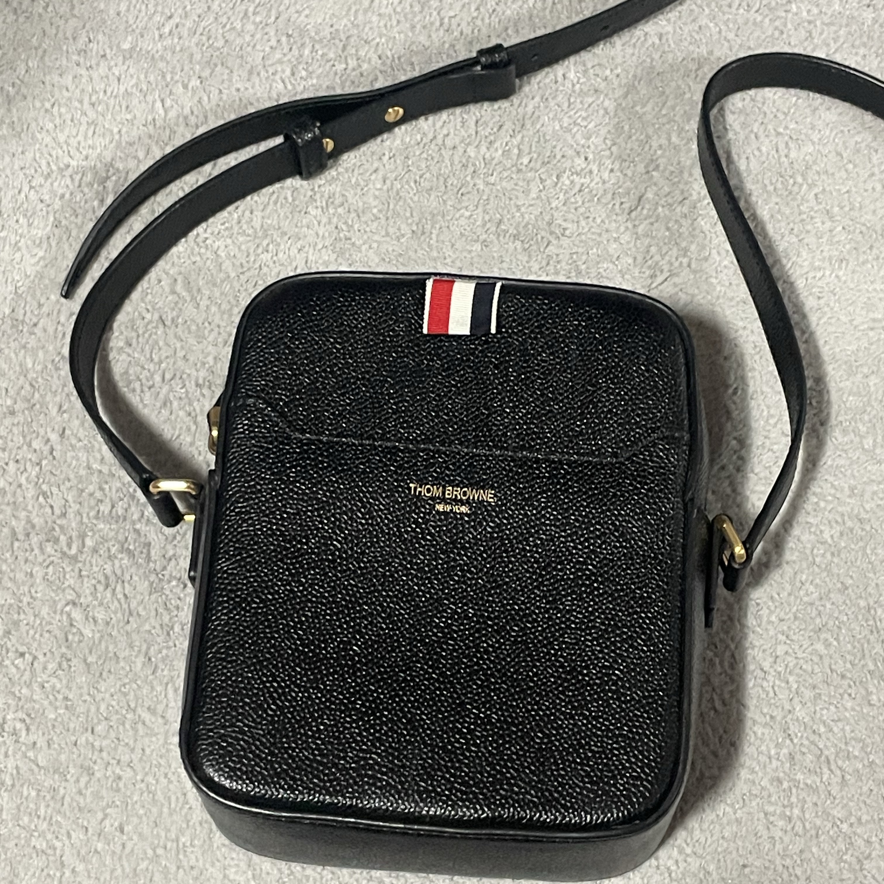 Thom Browne Grosgrain Tab Leather Continental Wallet Black, Thom Browne Pebble Grain Leather Vertical Camera Bag Black 착용 스타일 - 2