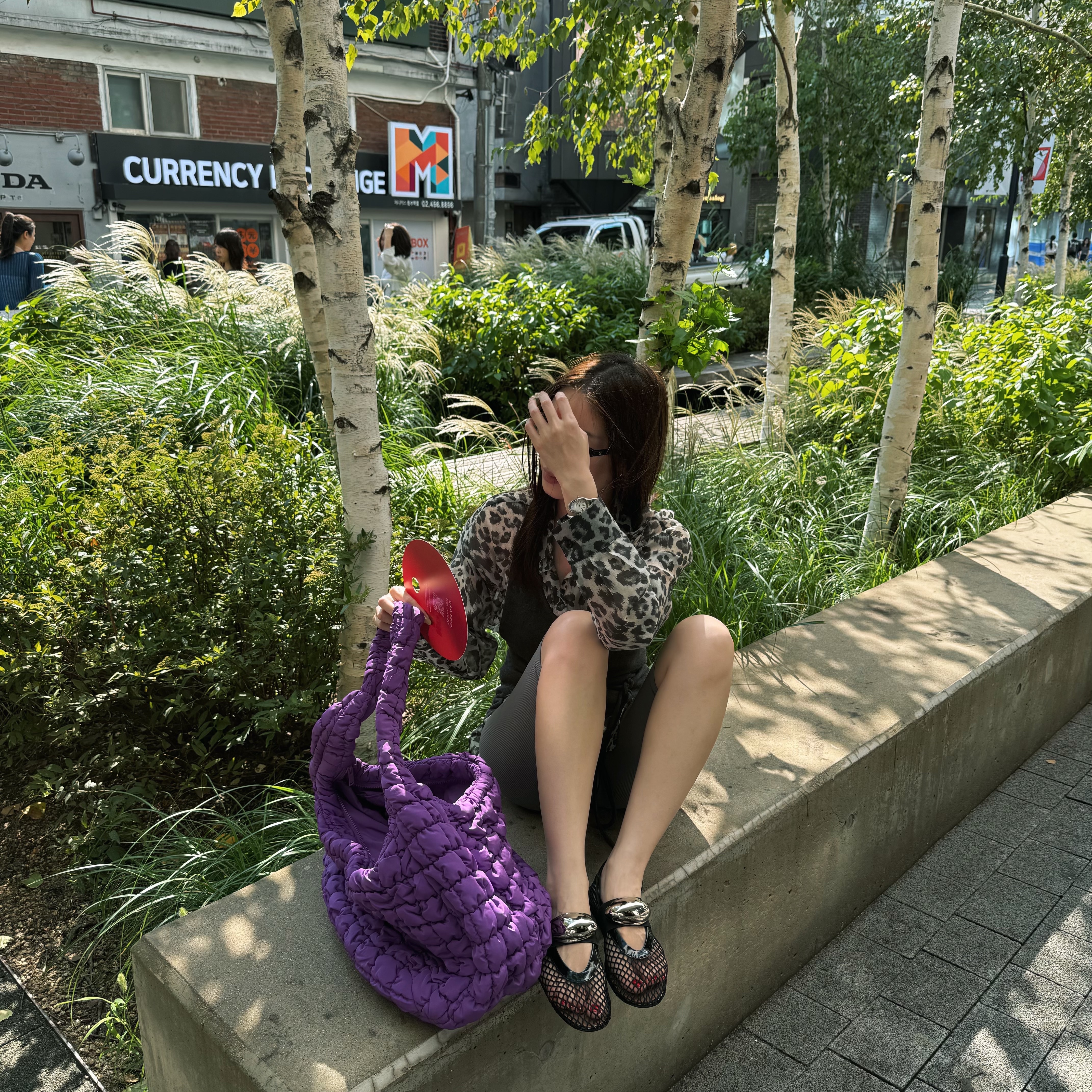 COS Quilted Oversized Shoulder Bag Purple 착용 스타일 - 3