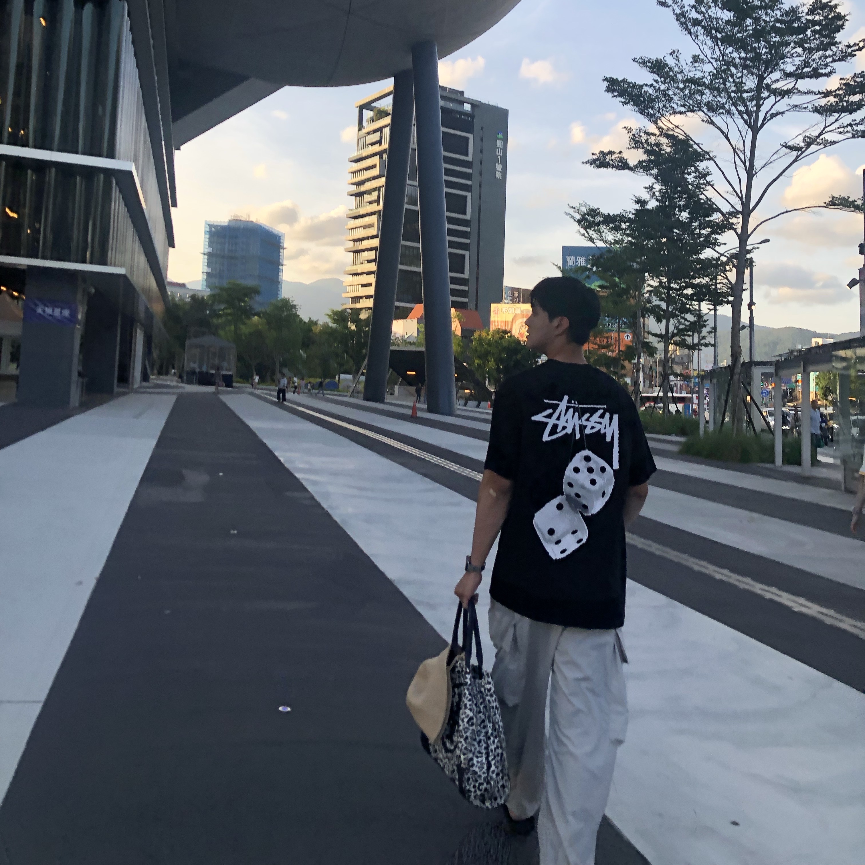 Stussy Fuzzy Dice T-Shirt Black 착용 스타일