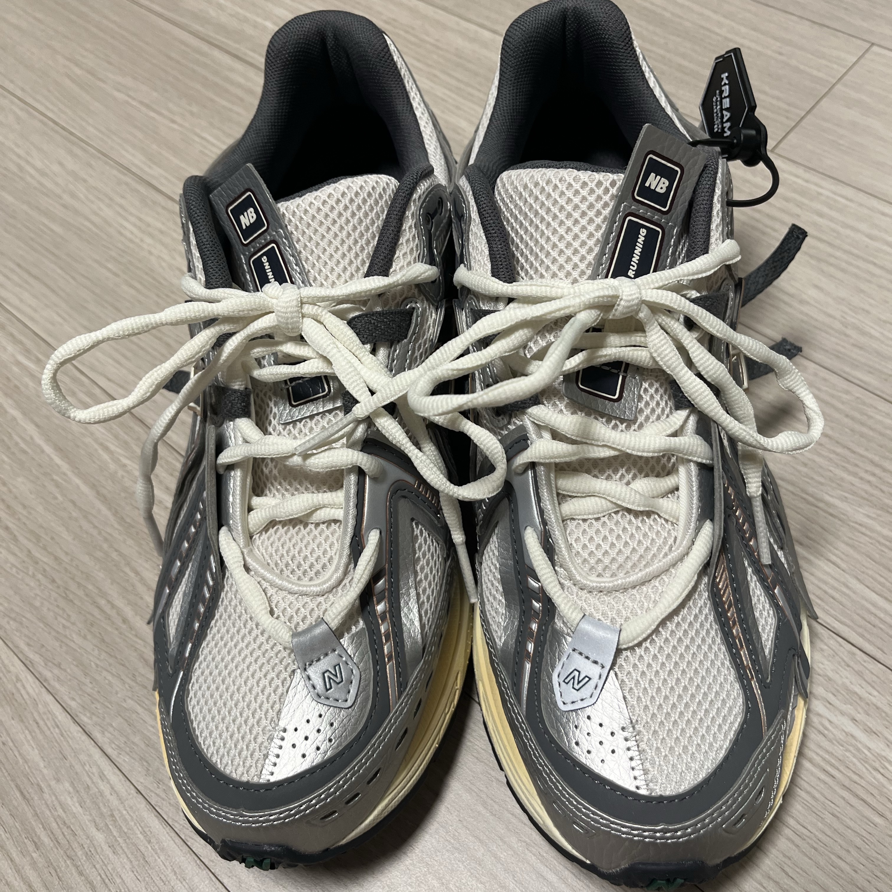 New Balance 1906A Silver Metallic Castlerock, New Balance 1906R White Gold 착용 스타일 - 2