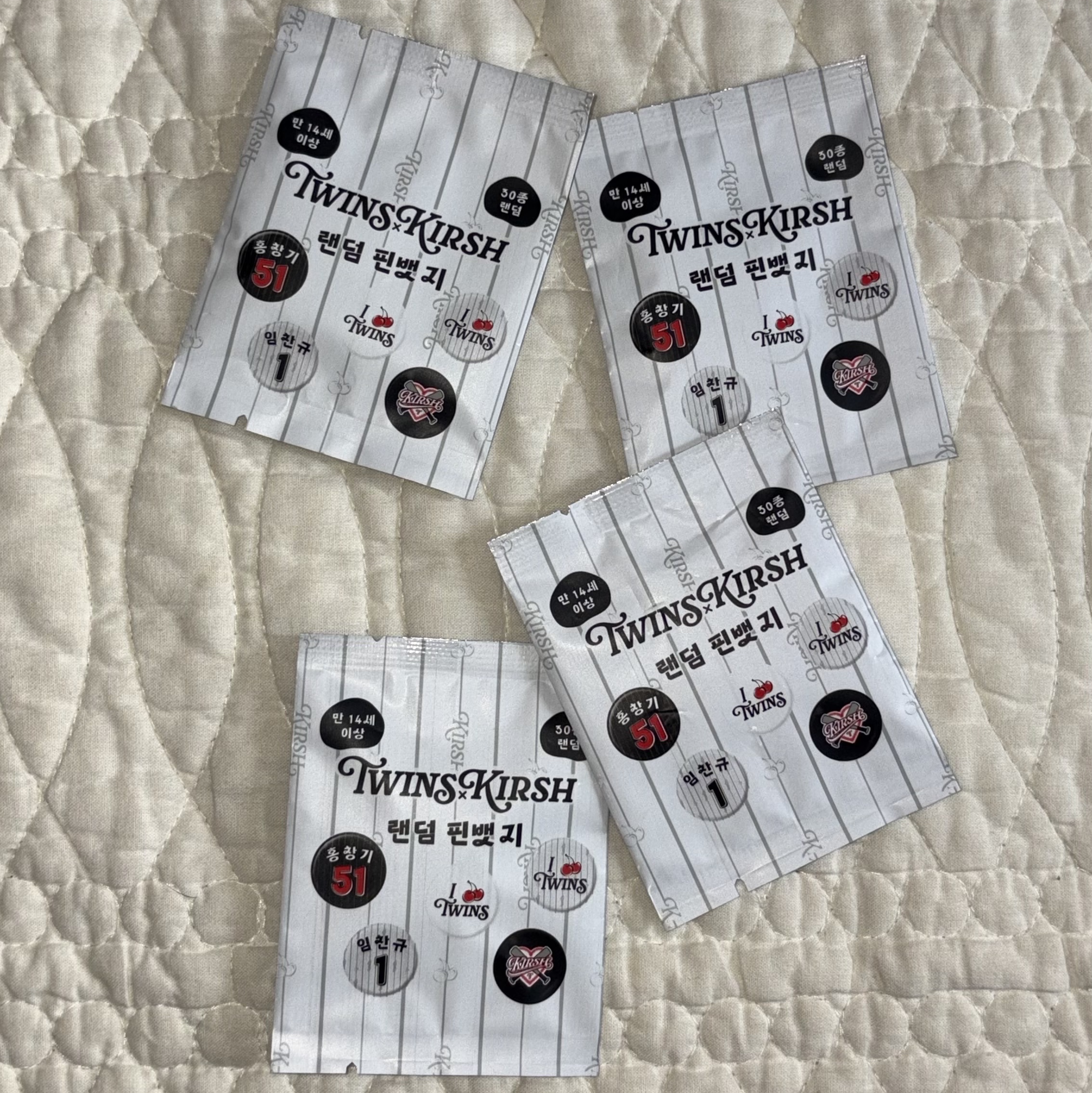 LG TWINS X Kirsh I♥TWINS Random Pin Badge 착용 스타일 - 1