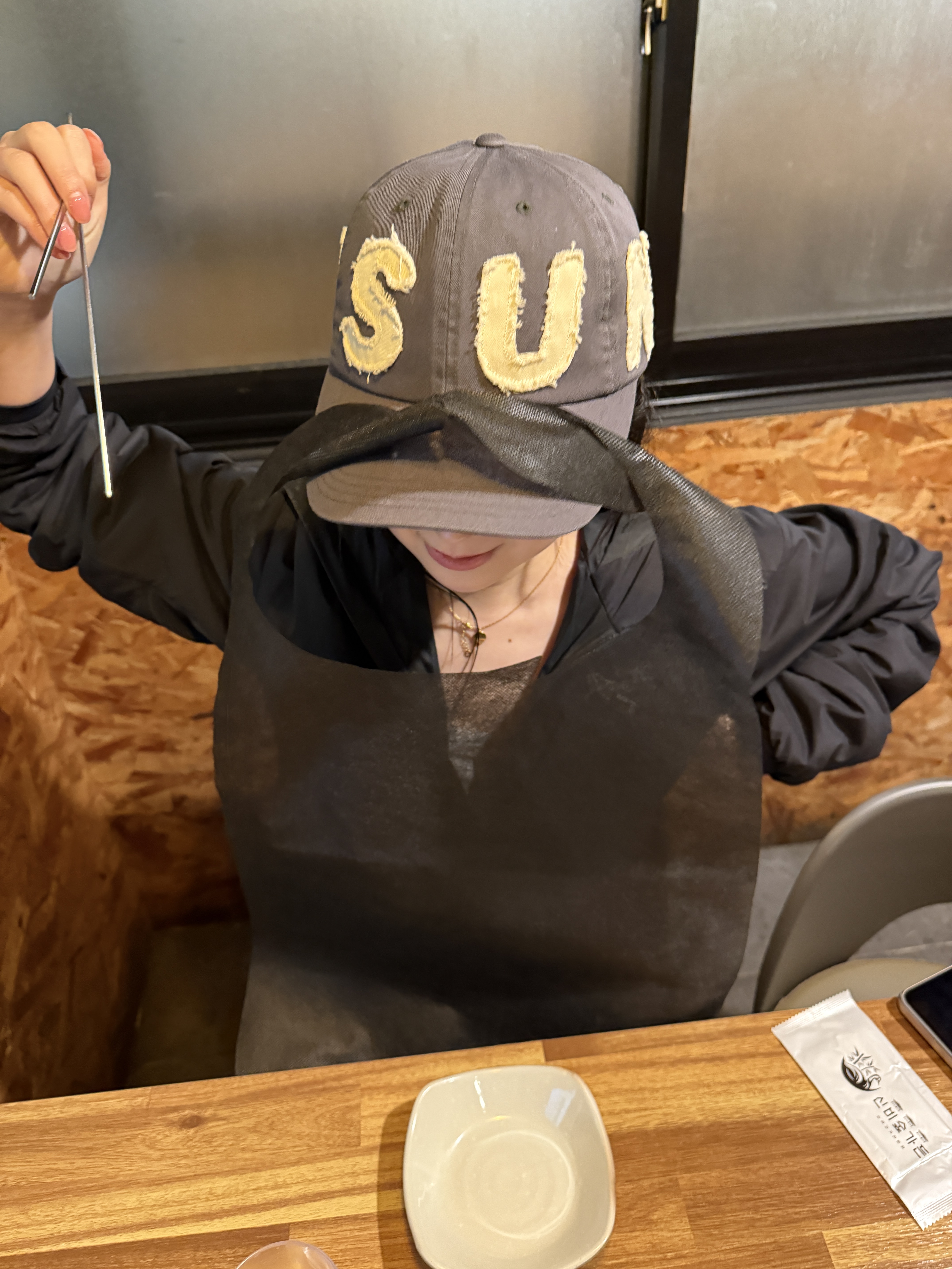 Sunlove Cut Off Capital Cap Charcoal, Arc'teryx Atom Hoody Black 착용 스타일 - 5