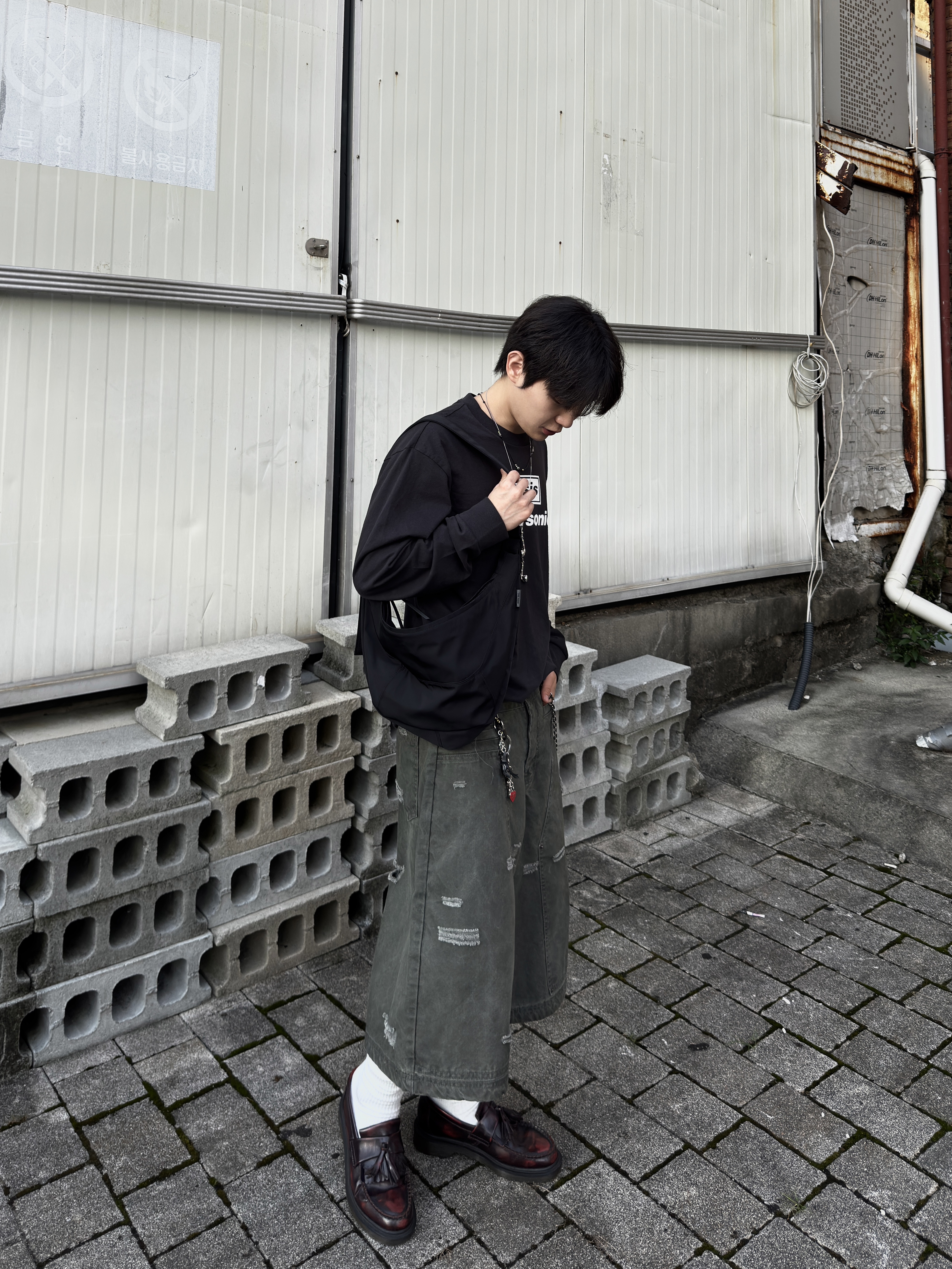 Human Made Animal Keyring Silver, Dr. Martens Adrian Arcadia Leather Loafers Cherry Red 착용 스타일 - 6