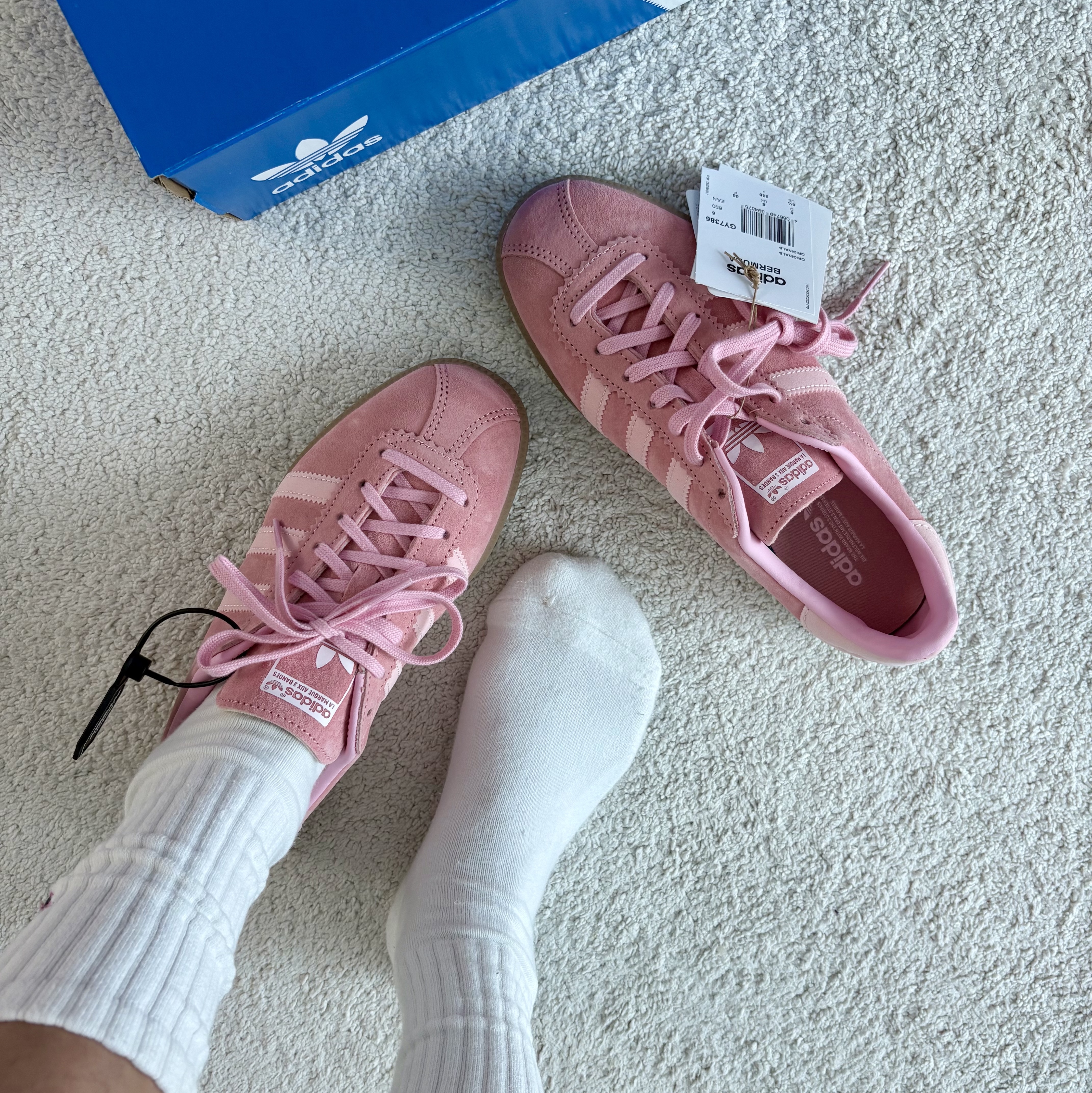 Adidas Bermuda Glow Pink 착용 스타일