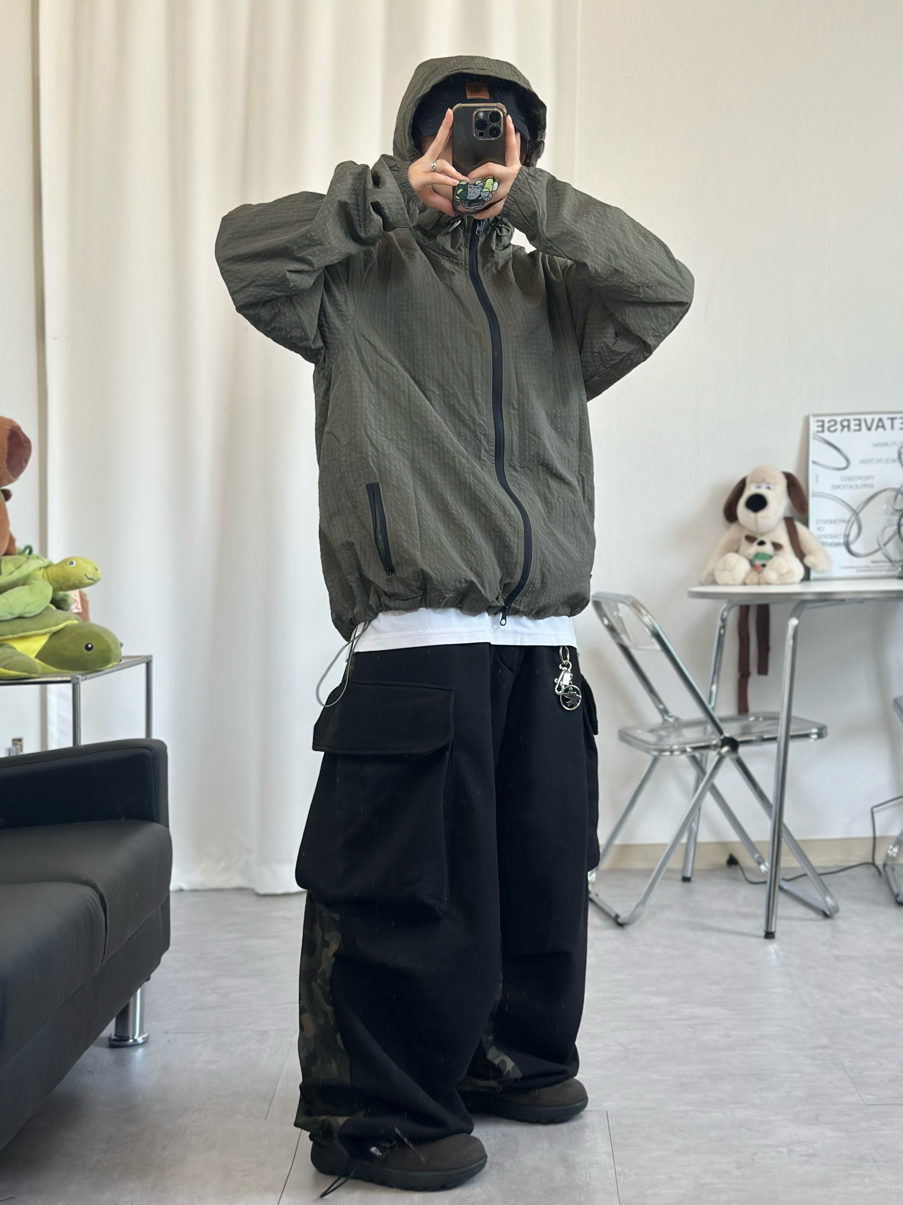 The North Face Buckle Mule Dark Brown, Stussy Surfman Keychain Silver 착용 스타일 - 3