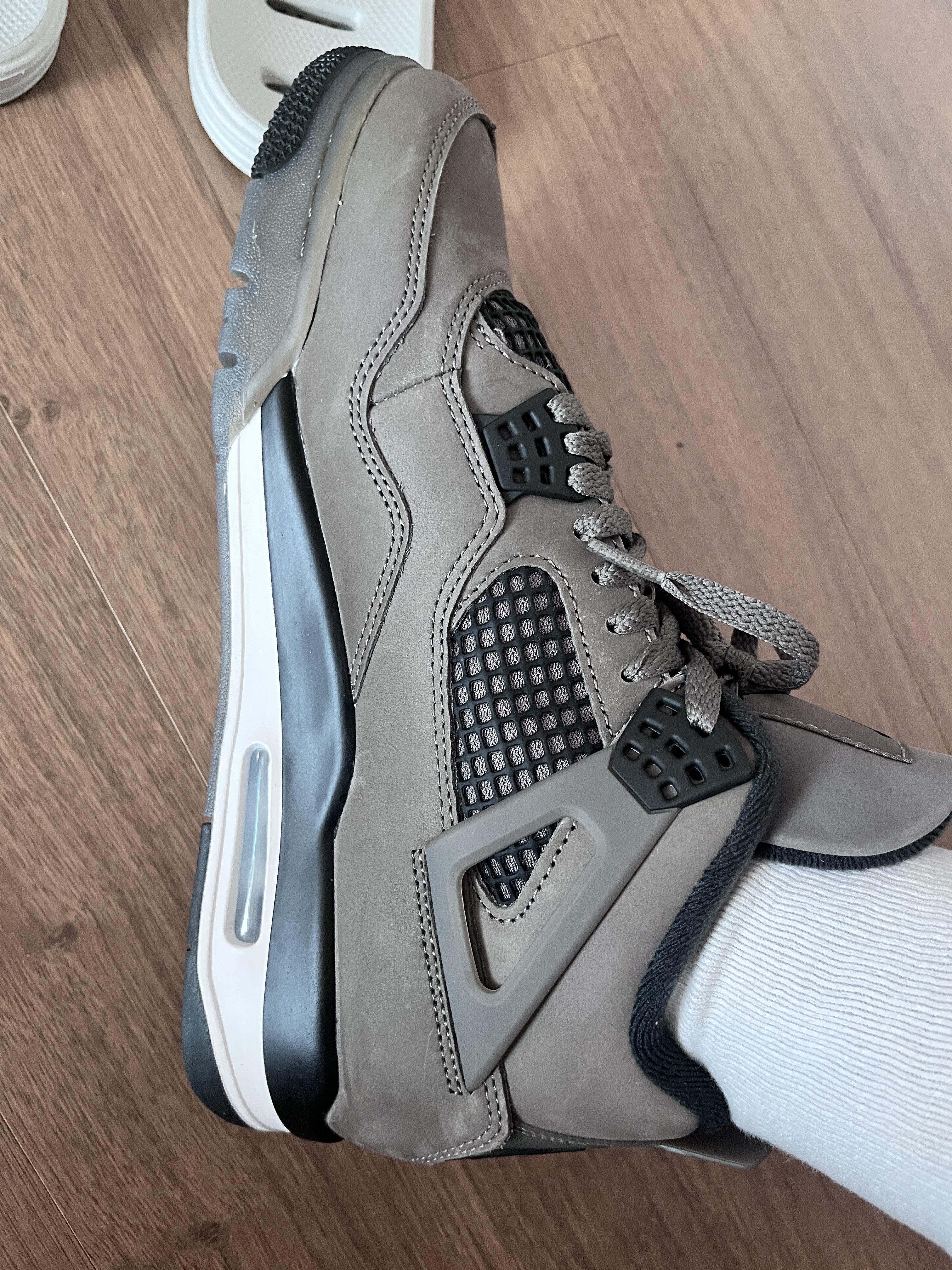 Jordan 4 Retro Cave Stone and Black 착용 스타일 - 1