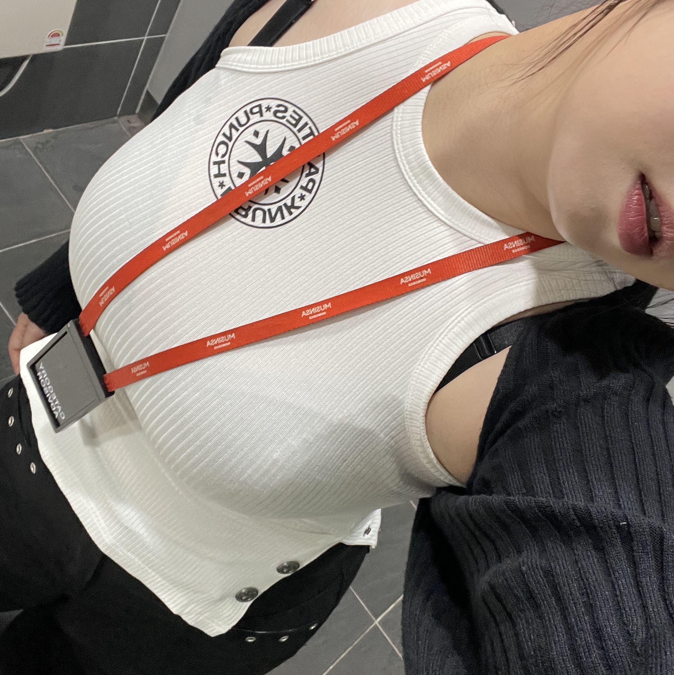 Punch Drunk Parties Mother's Worry Tank Top White, Nike Air Force 1 '07 Low Triple Black 착용 스타일 - 2