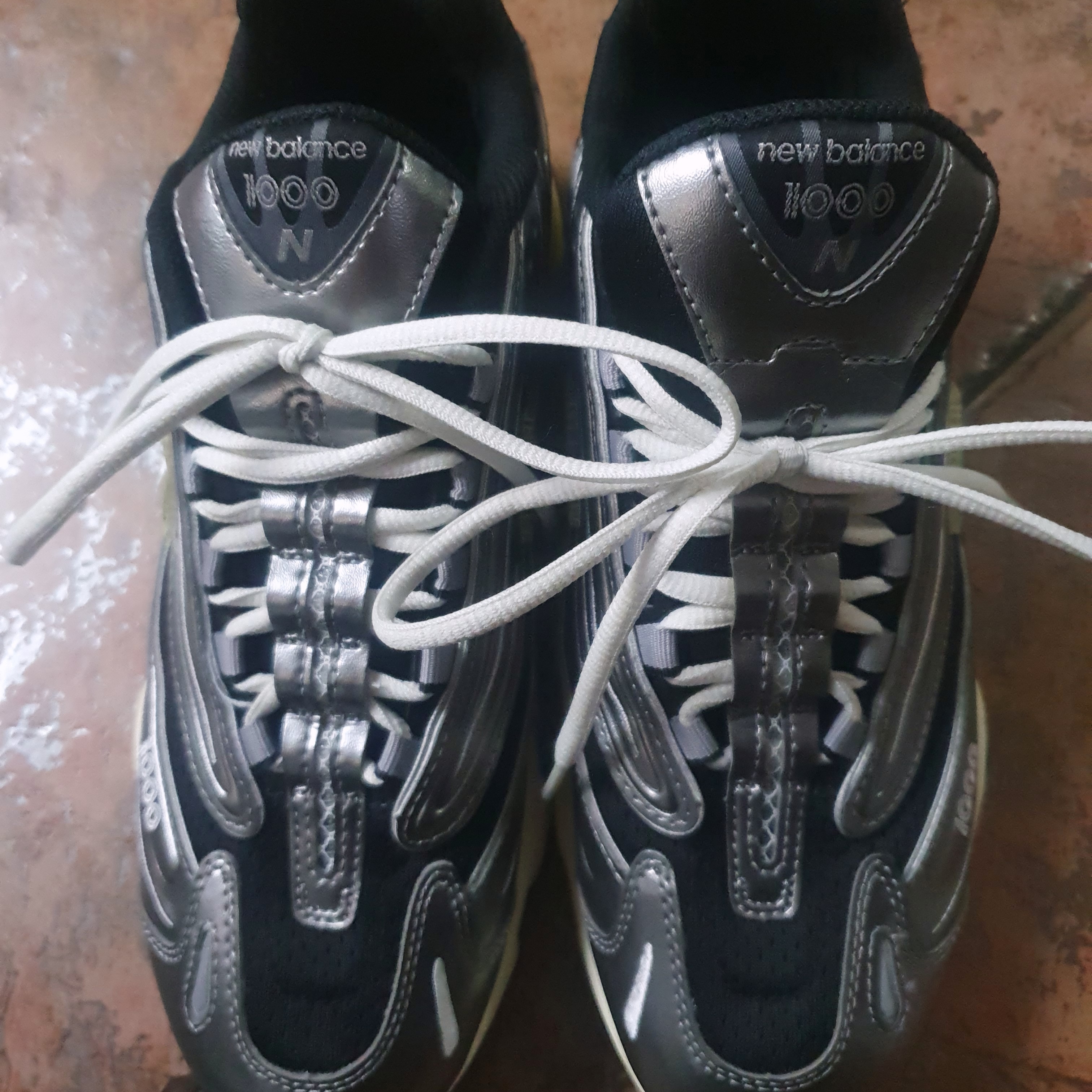 New Balance 1000 Silver Metallic Black 착용 스타일 - 1