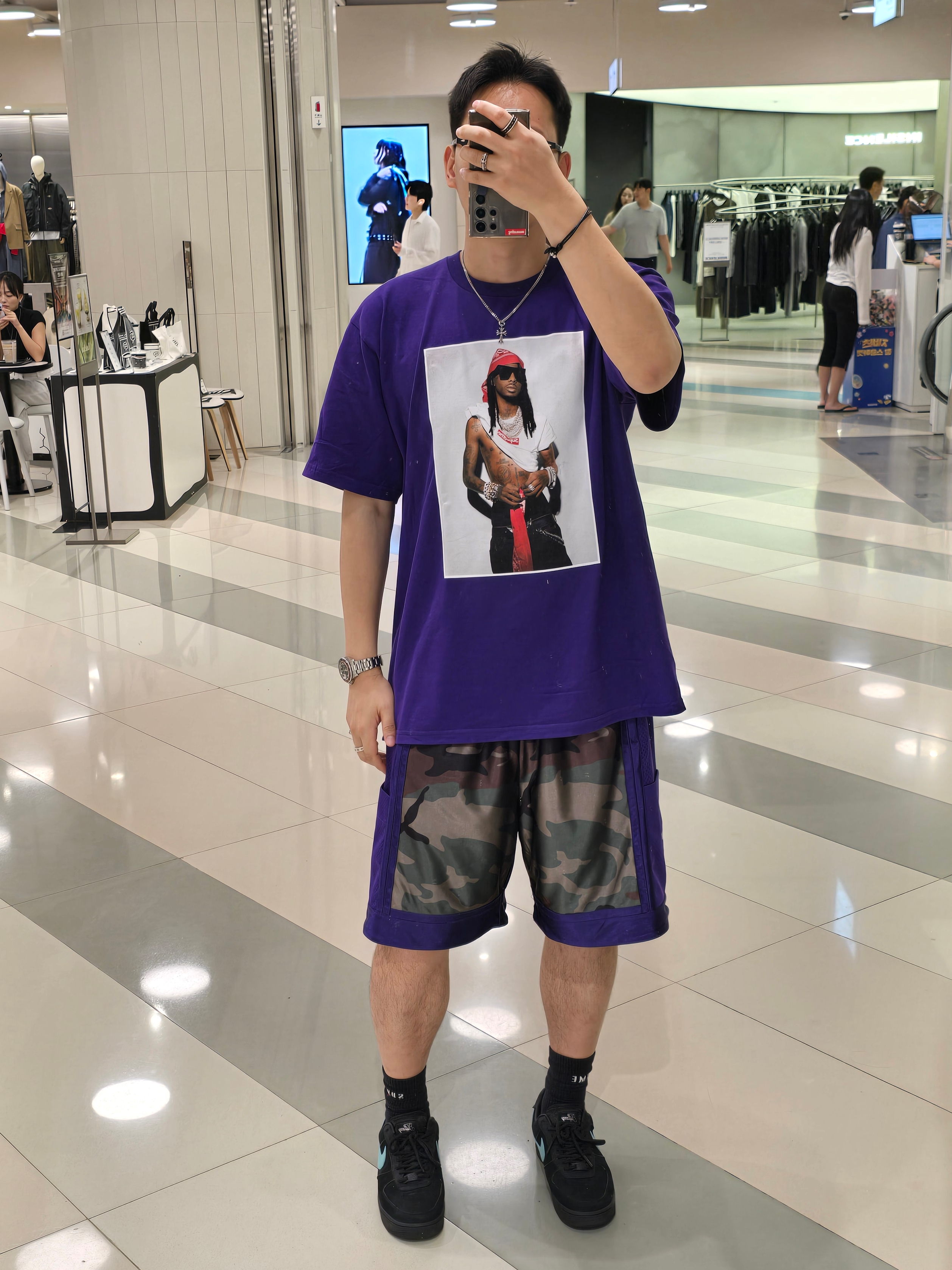 Supreme Playboi Carti T-Shirt Purple - 25FW, Supreme Side Pocket Basketball Shorts Woodland Camo - 25SS 착용 스타일
