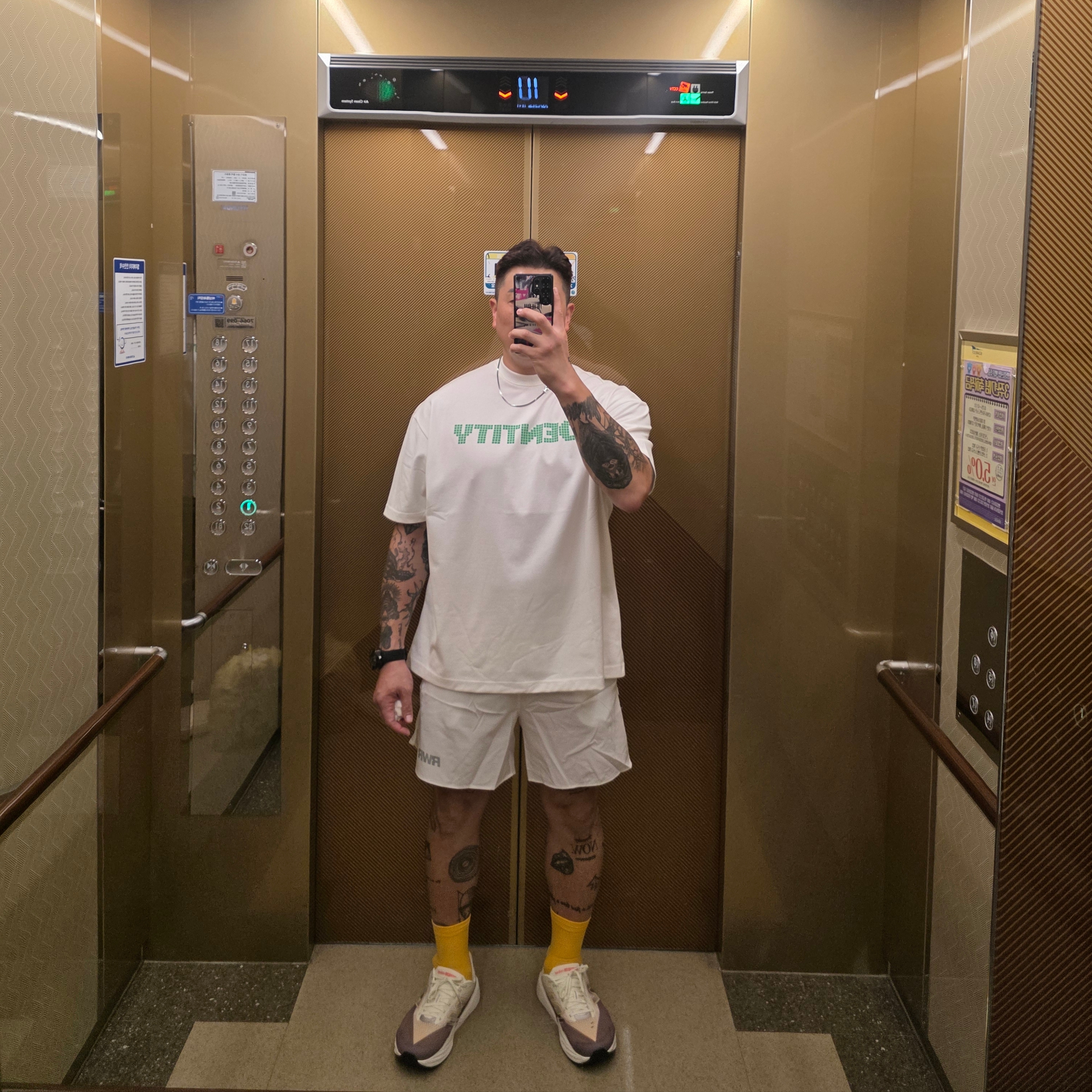 [KREAM 단독] runwhither 5inch Shorts White, New Balance FuelCell Rebel v5 Angora Earth Shadow Sea Salt - 2E Wide 착용 스타일