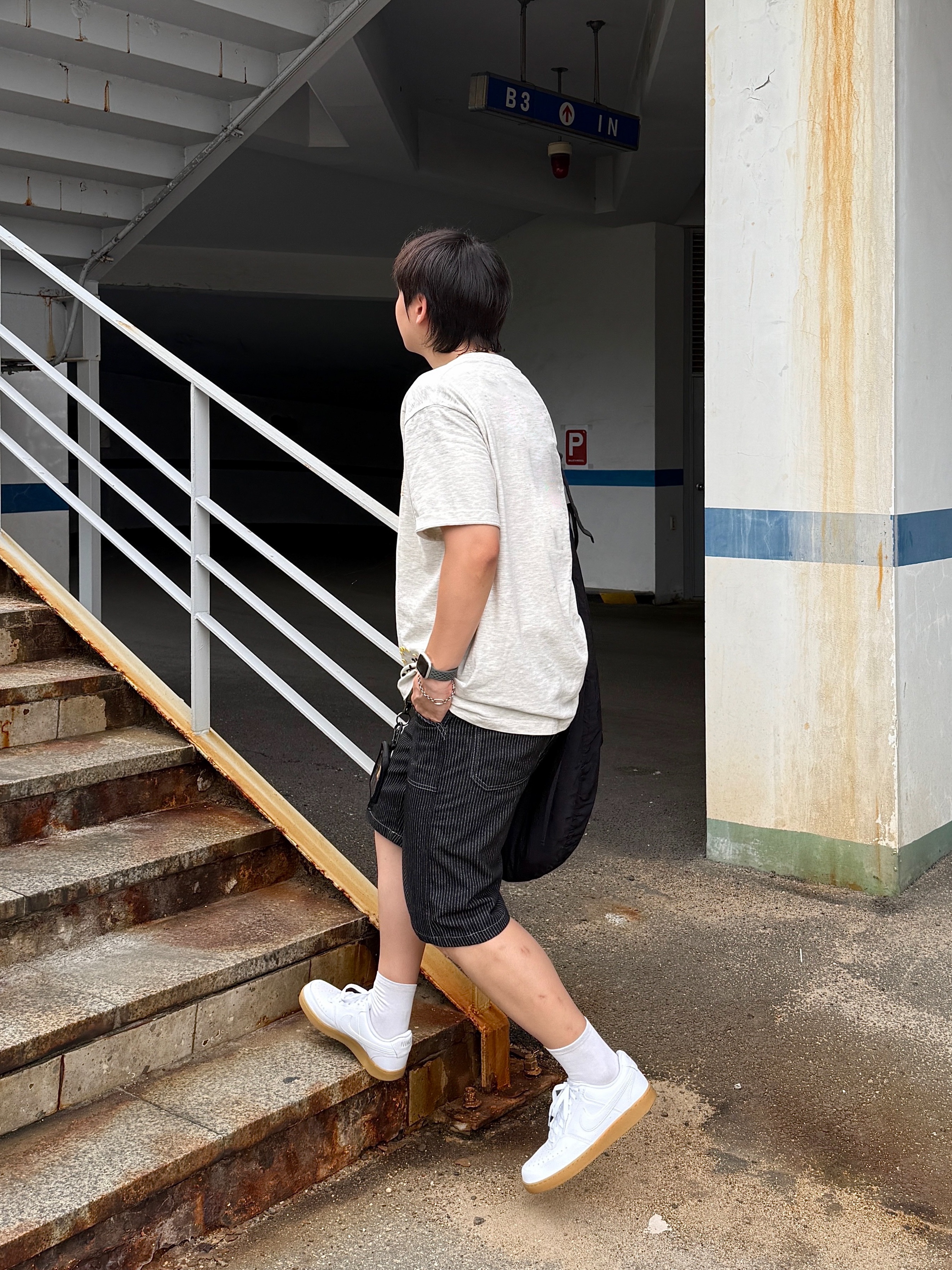 Nike Court Vision Low White Photon Dust, COS Canopy Nylon Oversized Crossbody Bag Black 착용 스타일 - 2