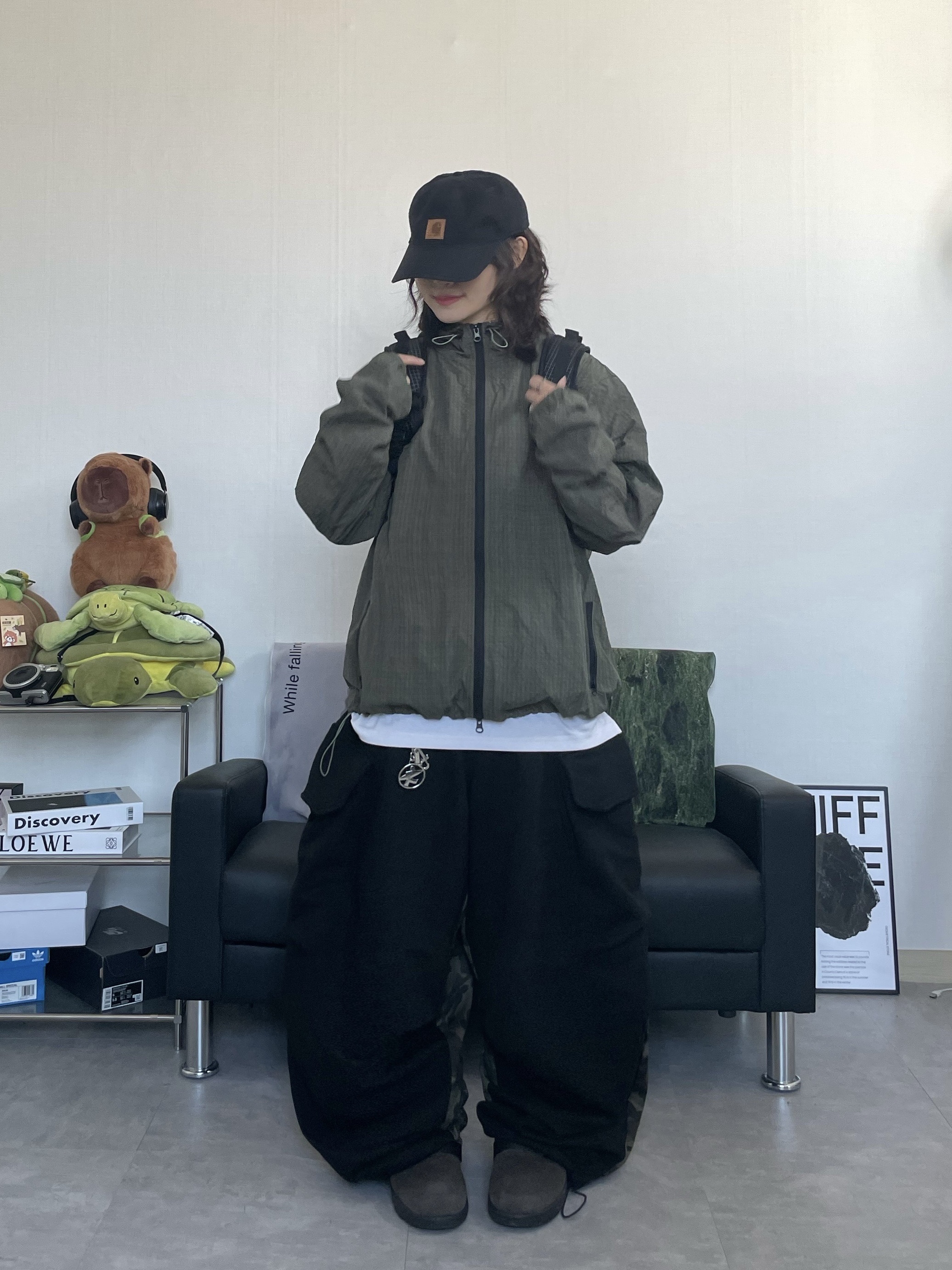 The North Face Buckle Mule Dark Brown, Stussy Surfman Keychain Silver 착용 스타일 - 6