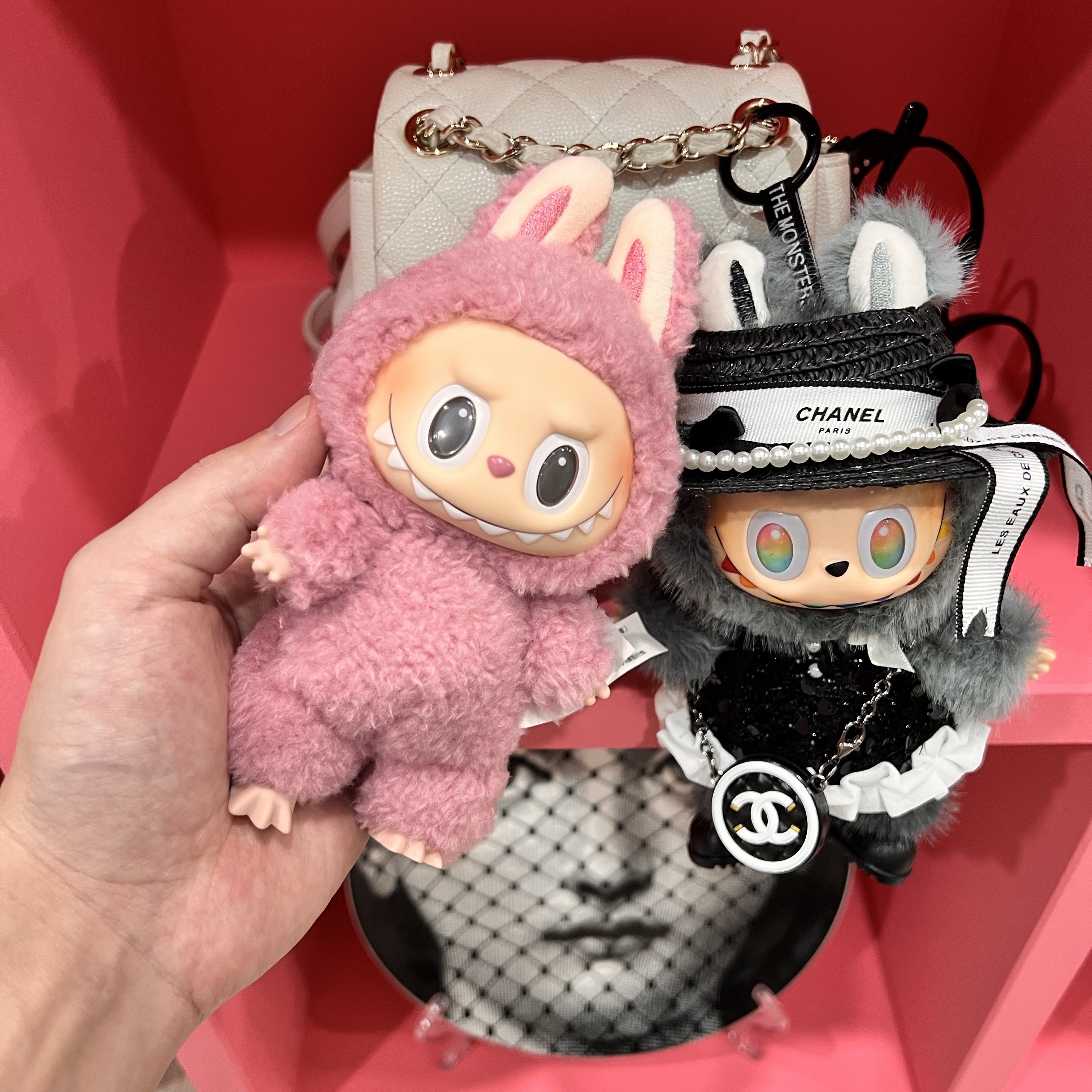 Pop Mart The Monsters Labubu Tasty Macarons Series Sealed Case (1 Blind Box) 착용 스타일