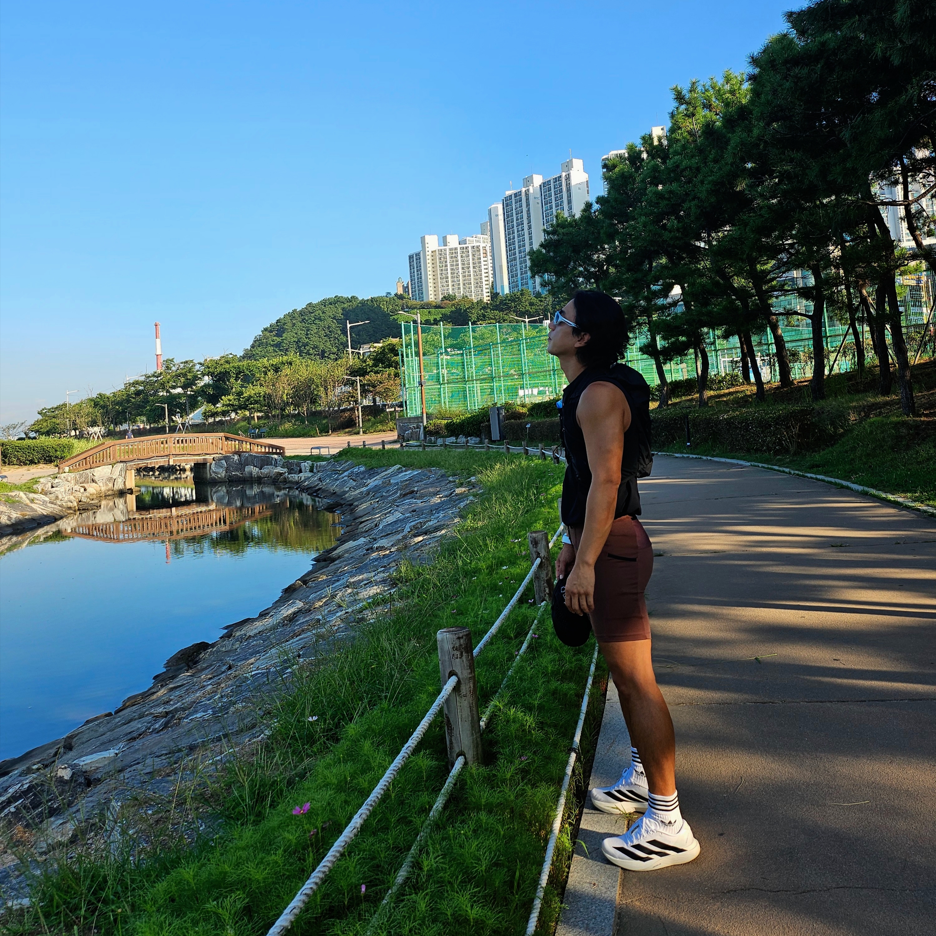 Salomon Active Skin 8 Set Black Metal, (W) Adidas Adizero EVO SL Cloud White Core Black 착용 스타일 - 4