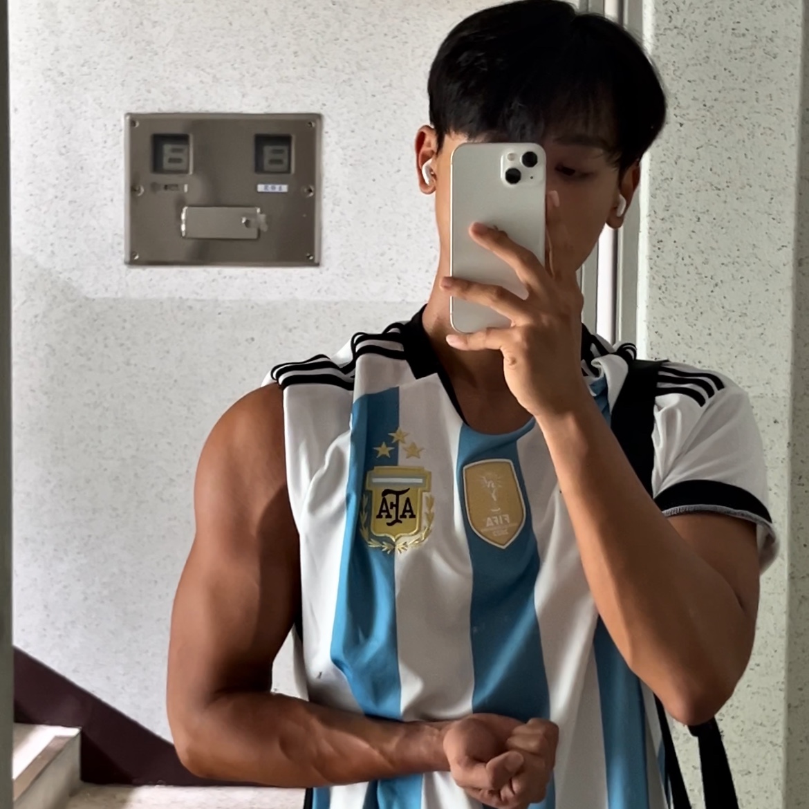 Adidas Argentina Home Jersey 2022 Winners 3-Star White Light Blue - US Sizing (Non Marking Ver.) 착용 스타일