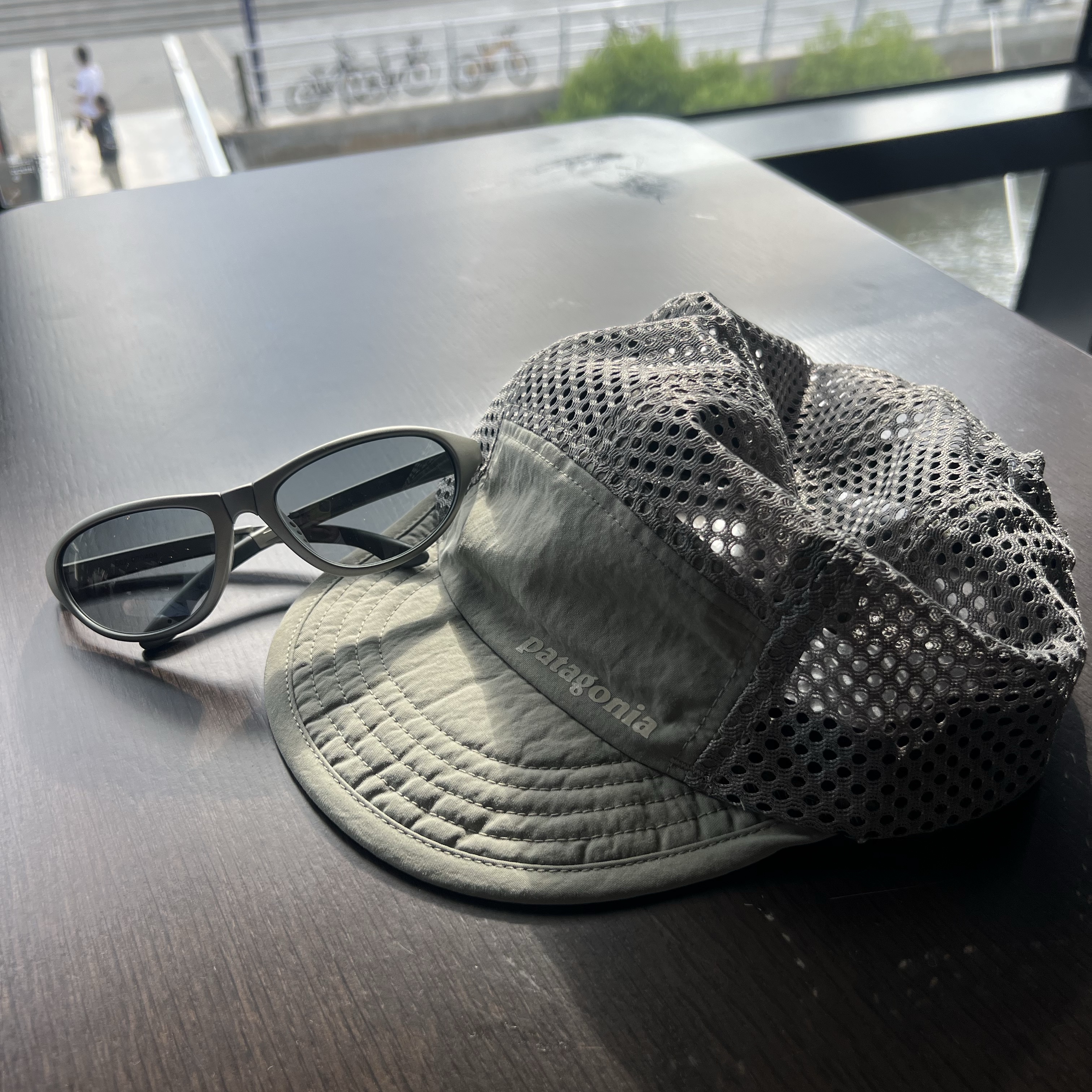 Montbell Trekking Glasses Silver Metallic Light Grey, Patagonia Duckbill Cap River Rock Green 착용 스타일