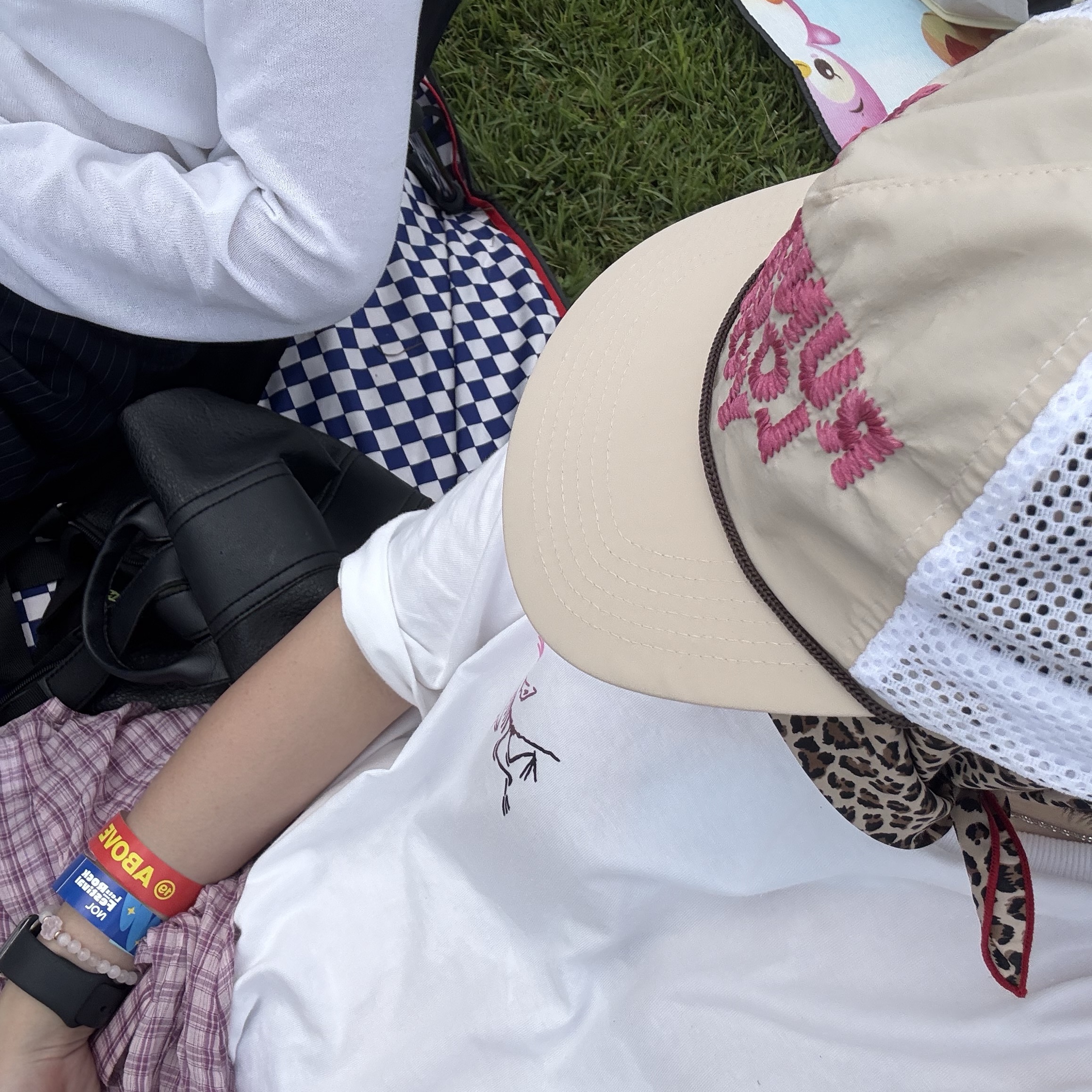 Alex Zono Running Loves You Trucker Hat OG Beige, Arc'teryx Kragg Cotton Logo SS T-Shirt White Light Soul 착용 스타일 - 2