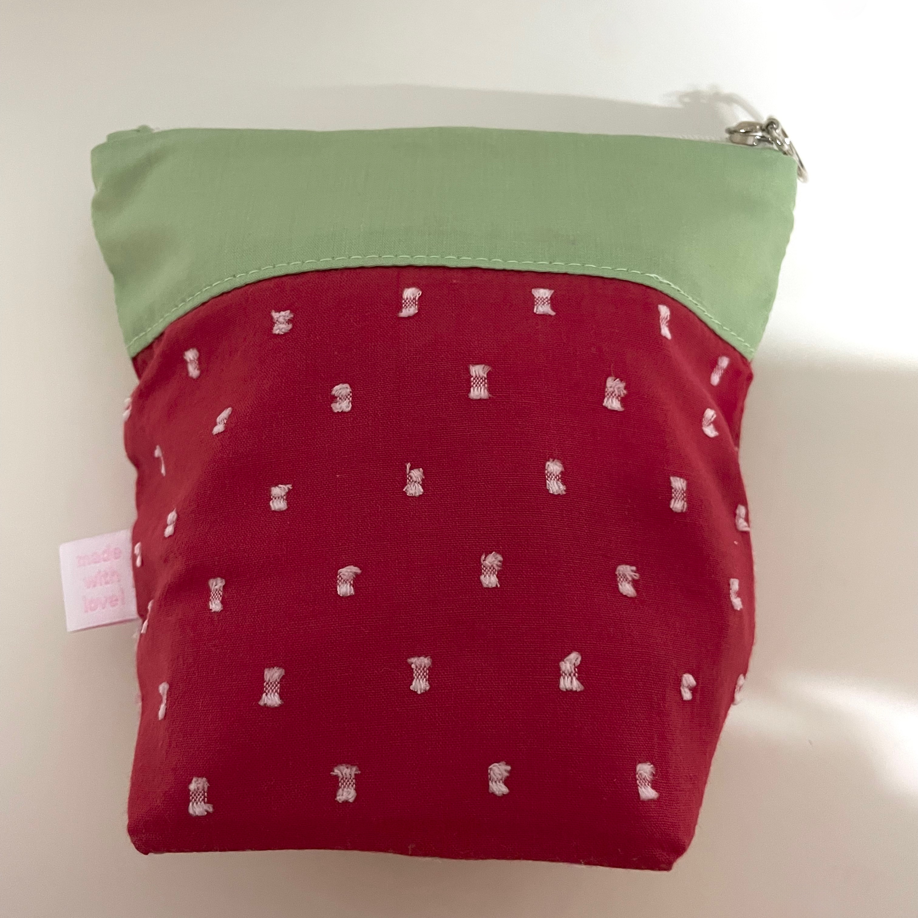 [KREAM 단독]  Isummerly Love Berry Pouch Red 착용 스타일