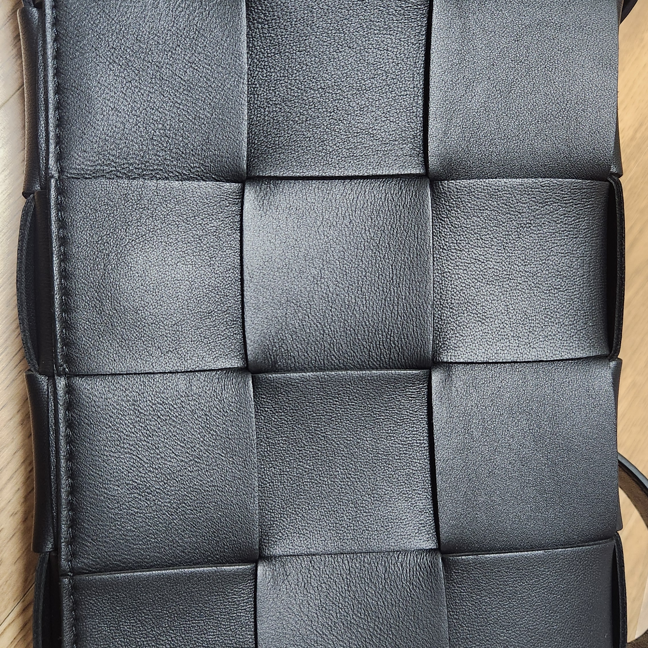 Bottega Veneta Lambskin Leather Cassette Black 착용 스타일 - 1