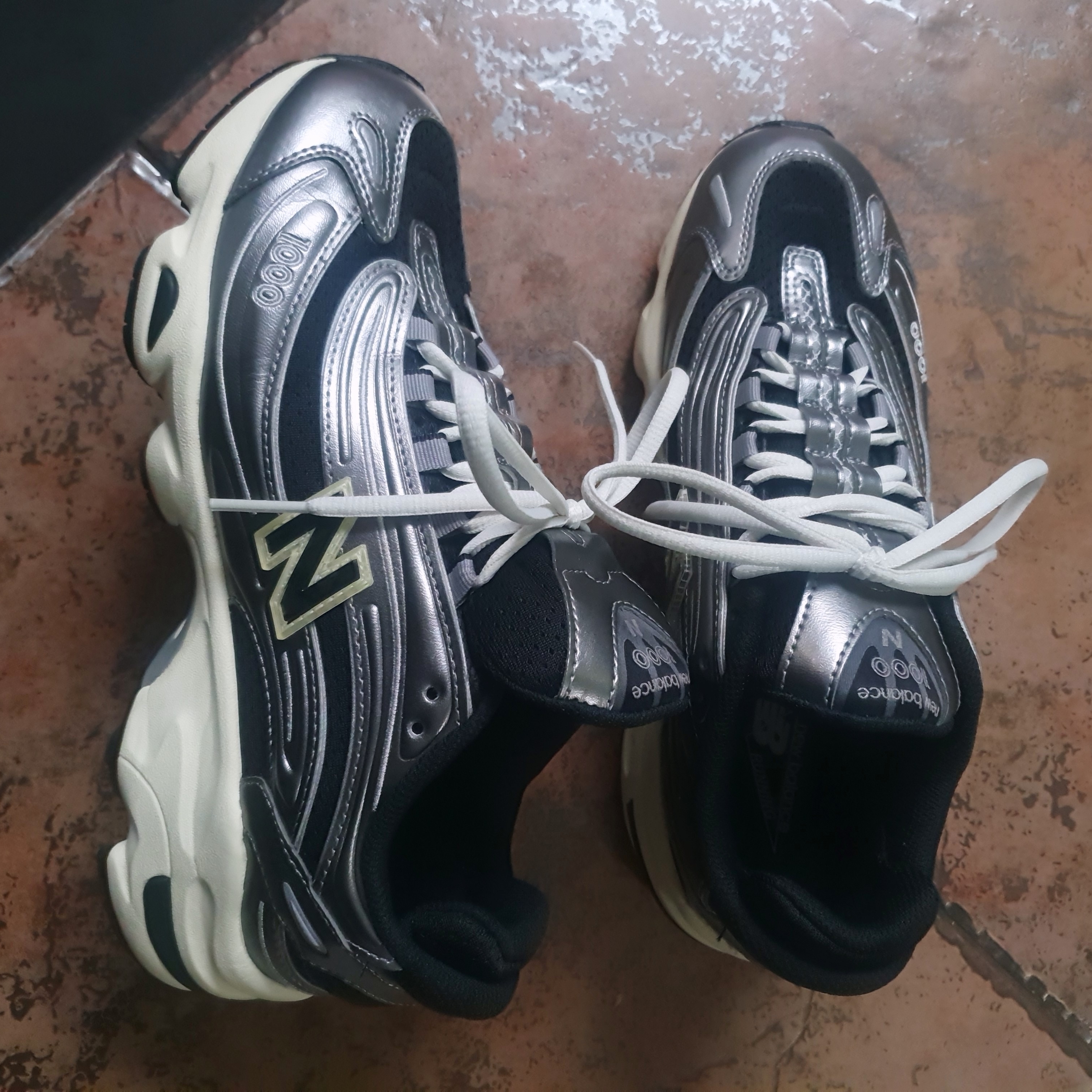 New Balance 1000 Silver Metallic Black 착용 스타일 - 2