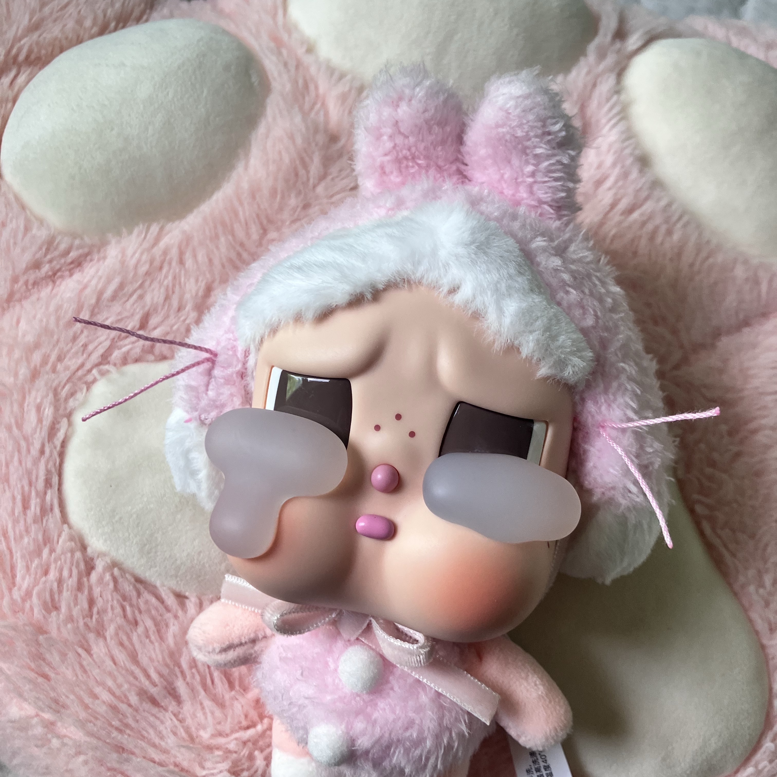 Pop Mart Crybaby Crying Again Series Plush Keyring I'll Give You All My Love (Opened Case) 착용 스타일