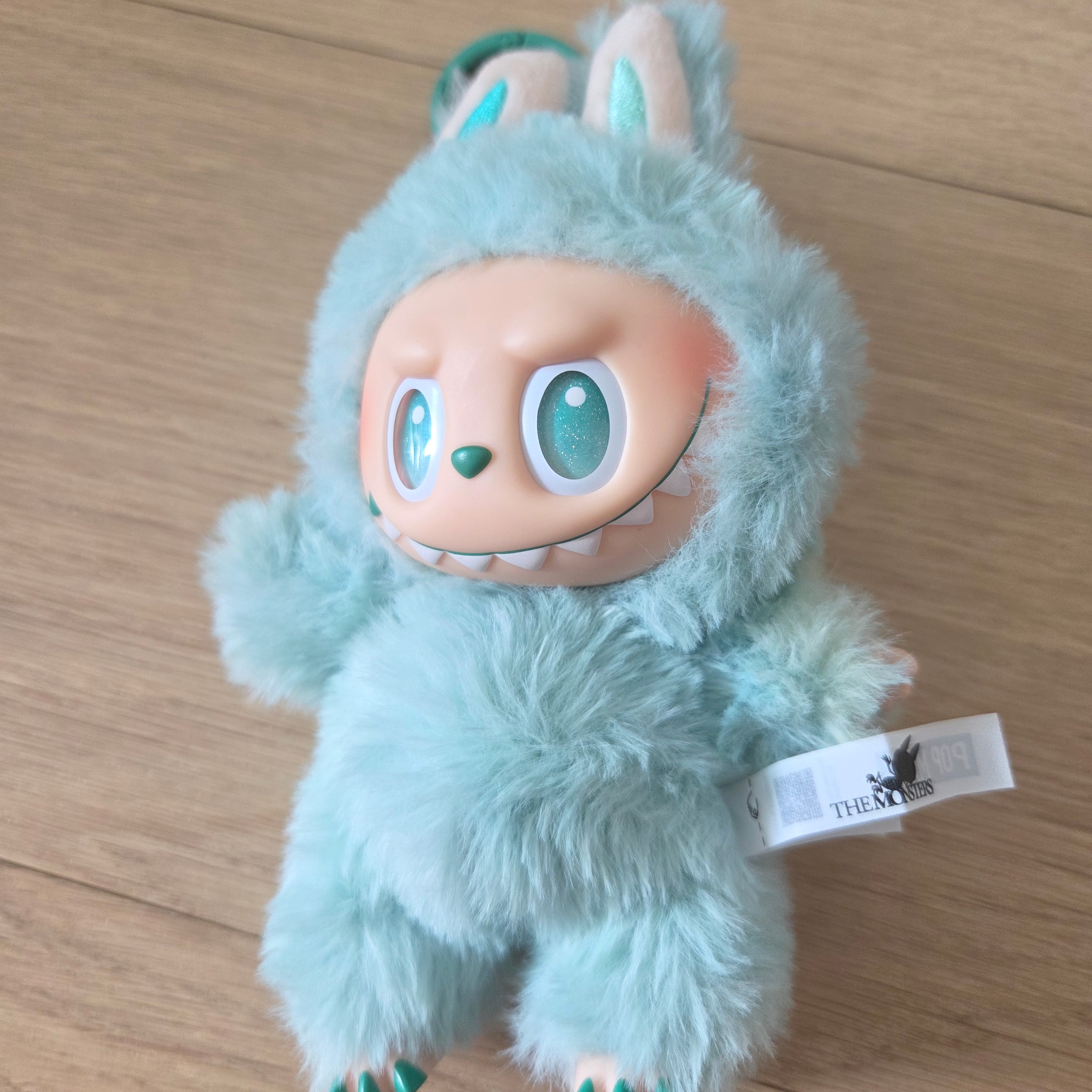 Pop Mart Labubu The Monsters Highlight Series Sealed Case (1 Blind Box) 착용 스타일