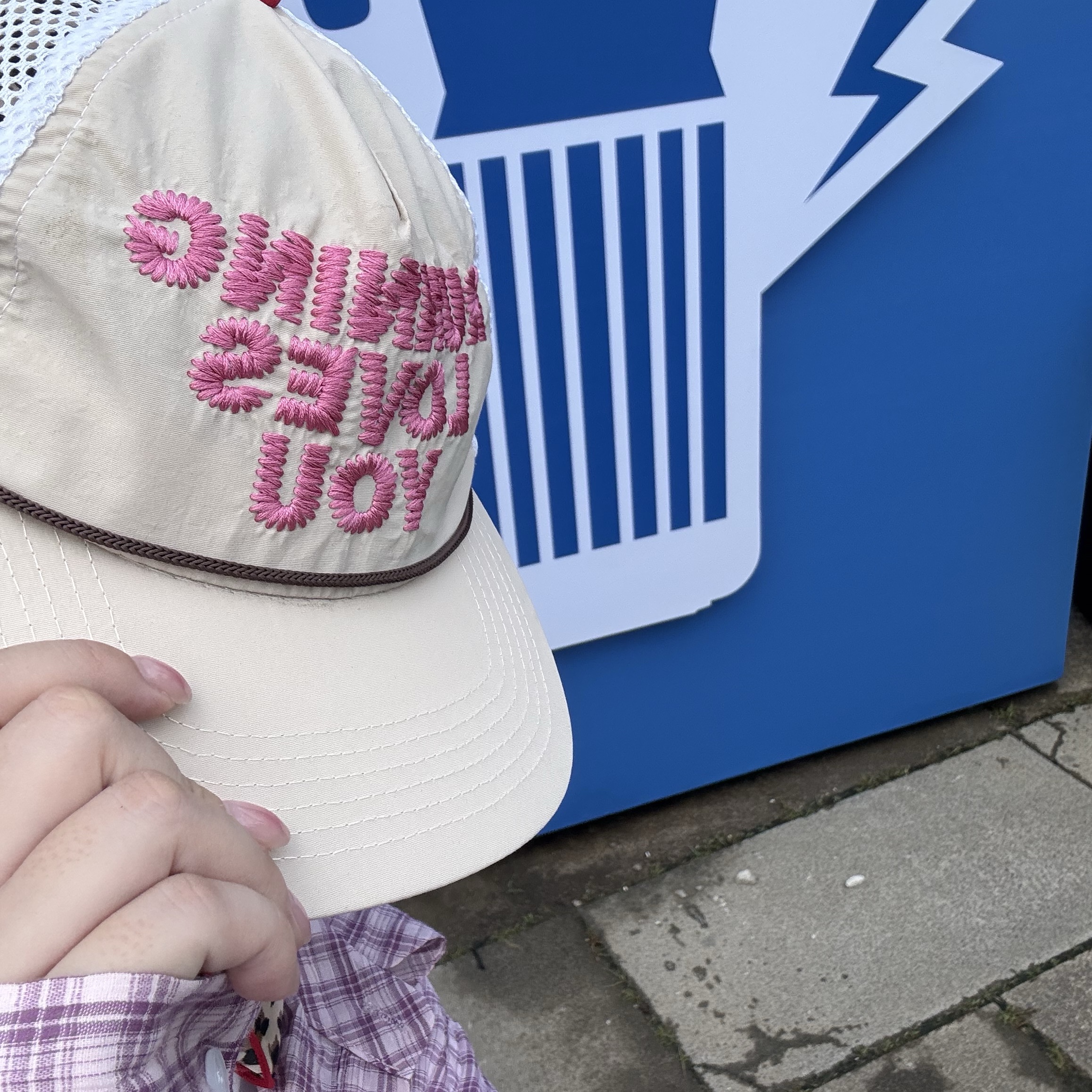Alex Zono Running Loves You Trucker Hat OG Beige, Arc'teryx Kragg Cotton Logo SS T-Shirt White Light Soul 착용 스타일 - 1