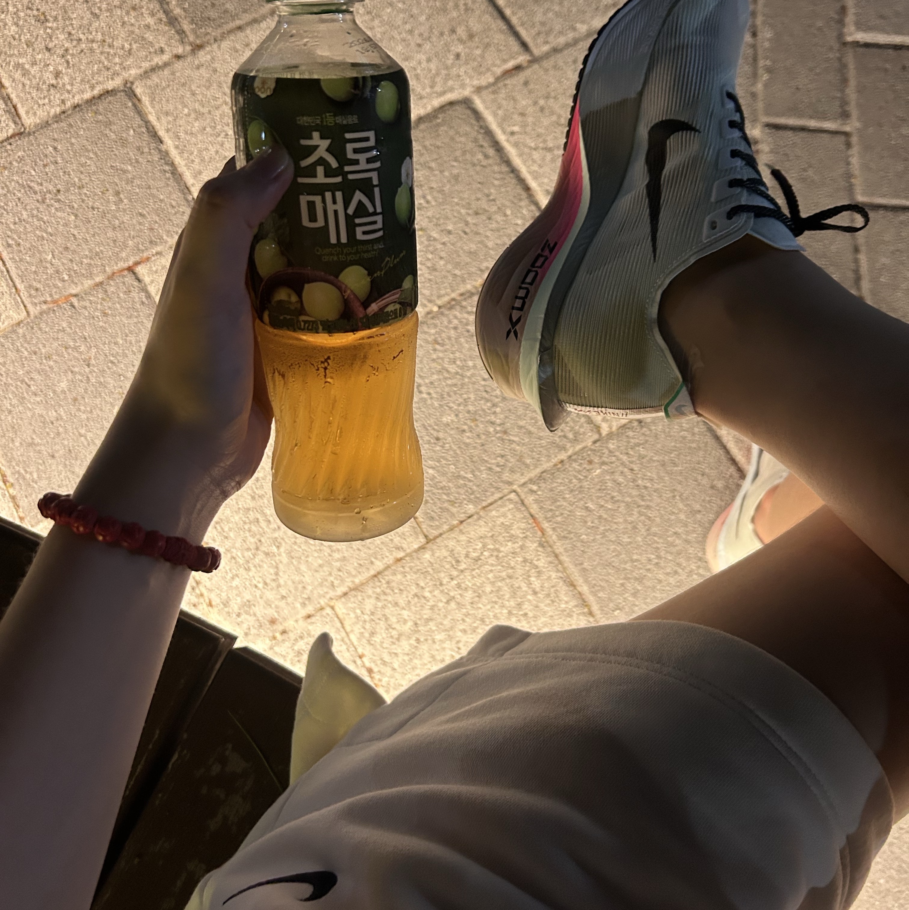 Nike ZoomX Vaporfly Next% 4 White Hyper Pink 착용 스타일 - 2