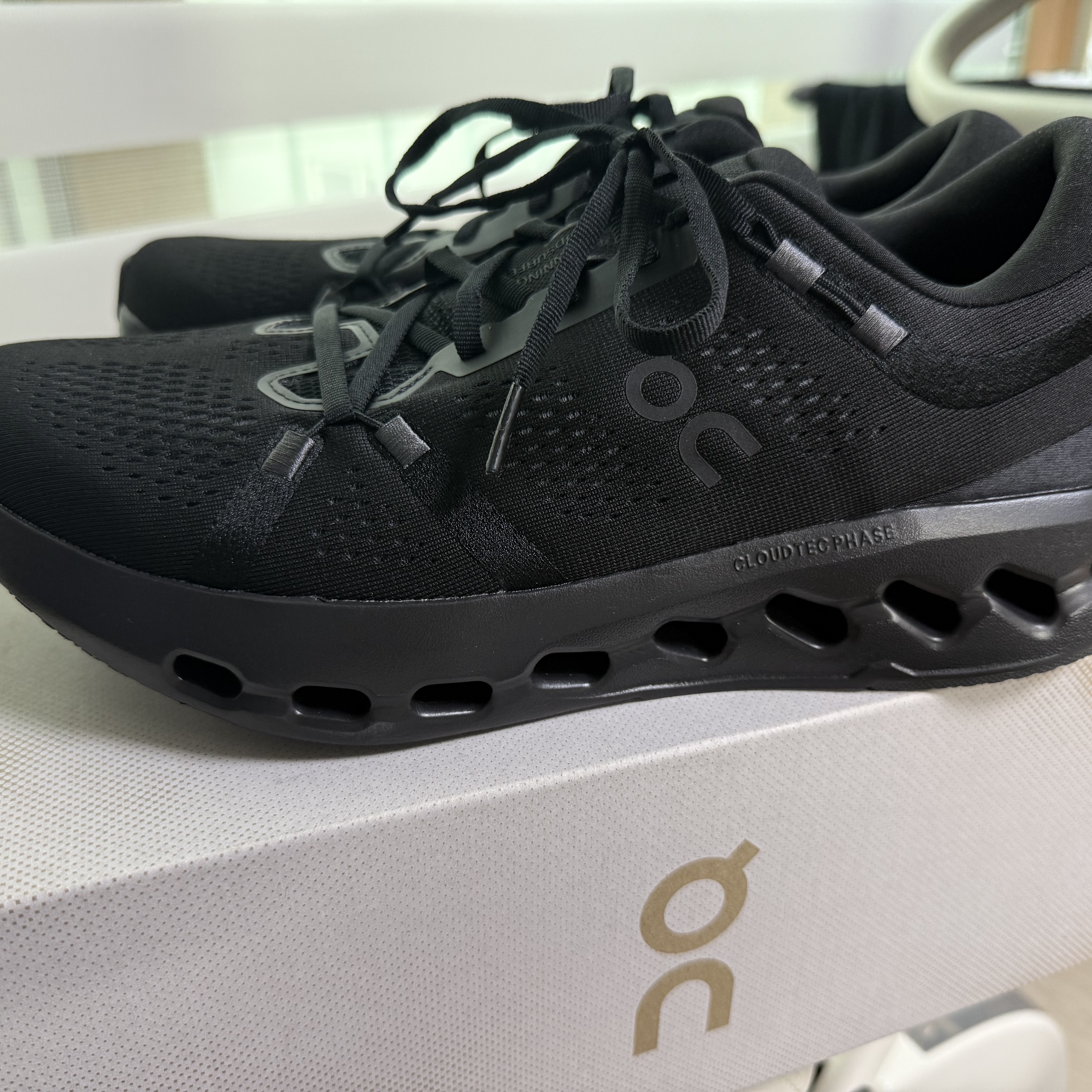On Running Cloudsurfer 2 Black 착용 스타일