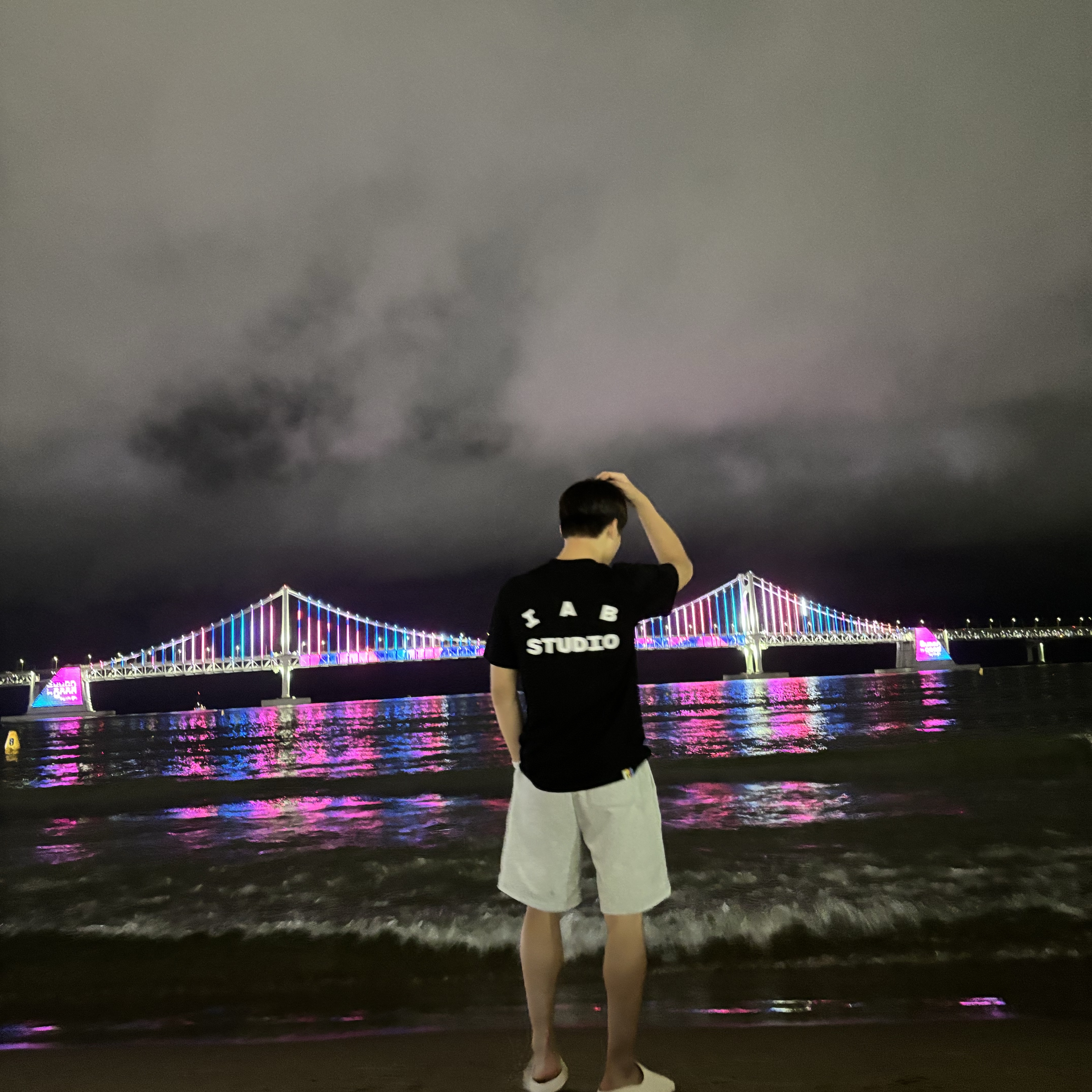 IAB Studio 10th Anniversary T-Shirt Black 착용 스타일