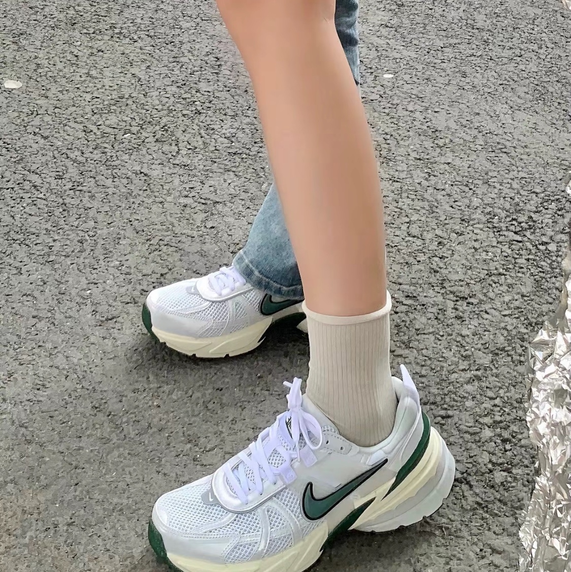 Nike V2K Run White Fir 착용 스타일