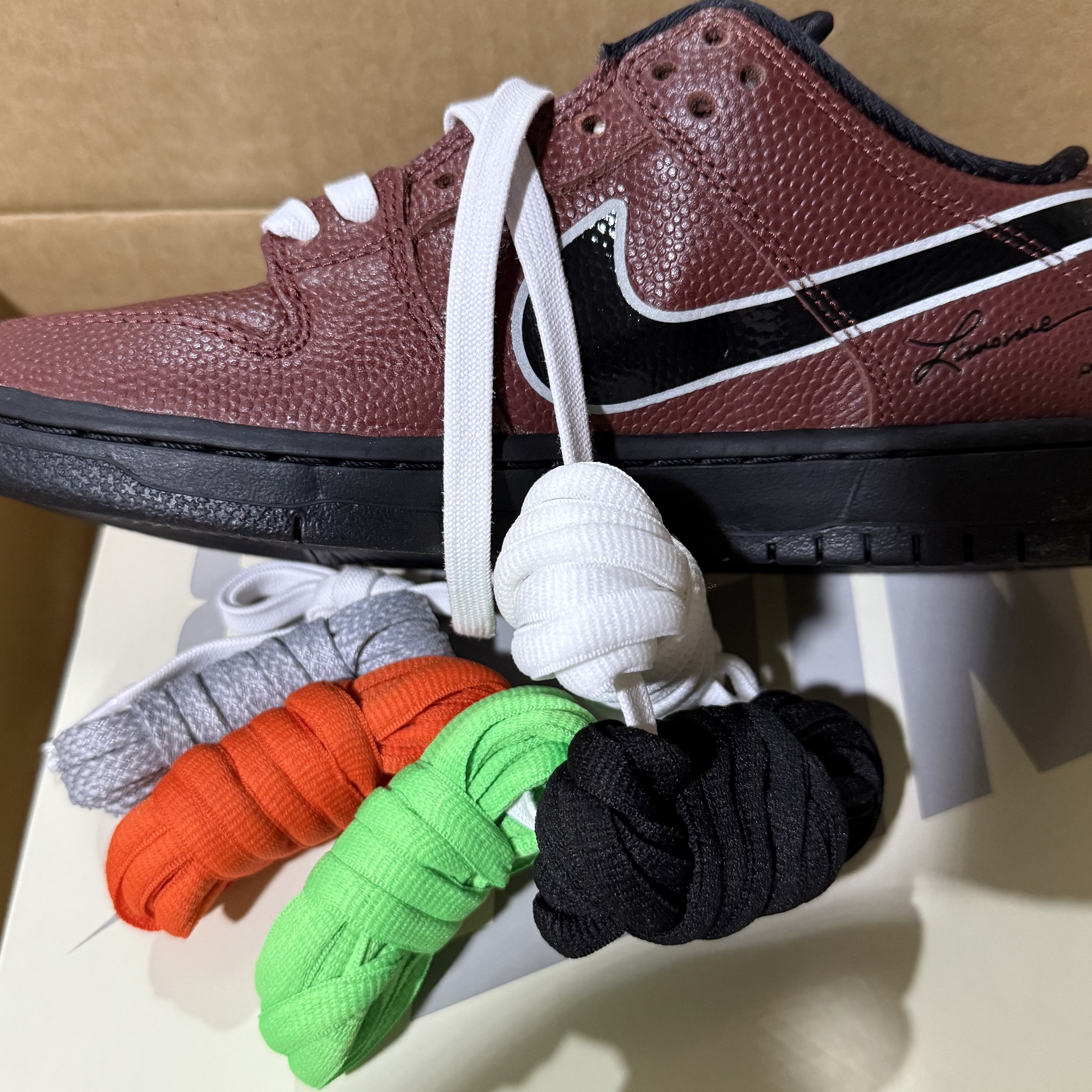 Nike x Limosine Skateboards SB Dunk Low Pro Brown and Black 착용 스타일 - 3