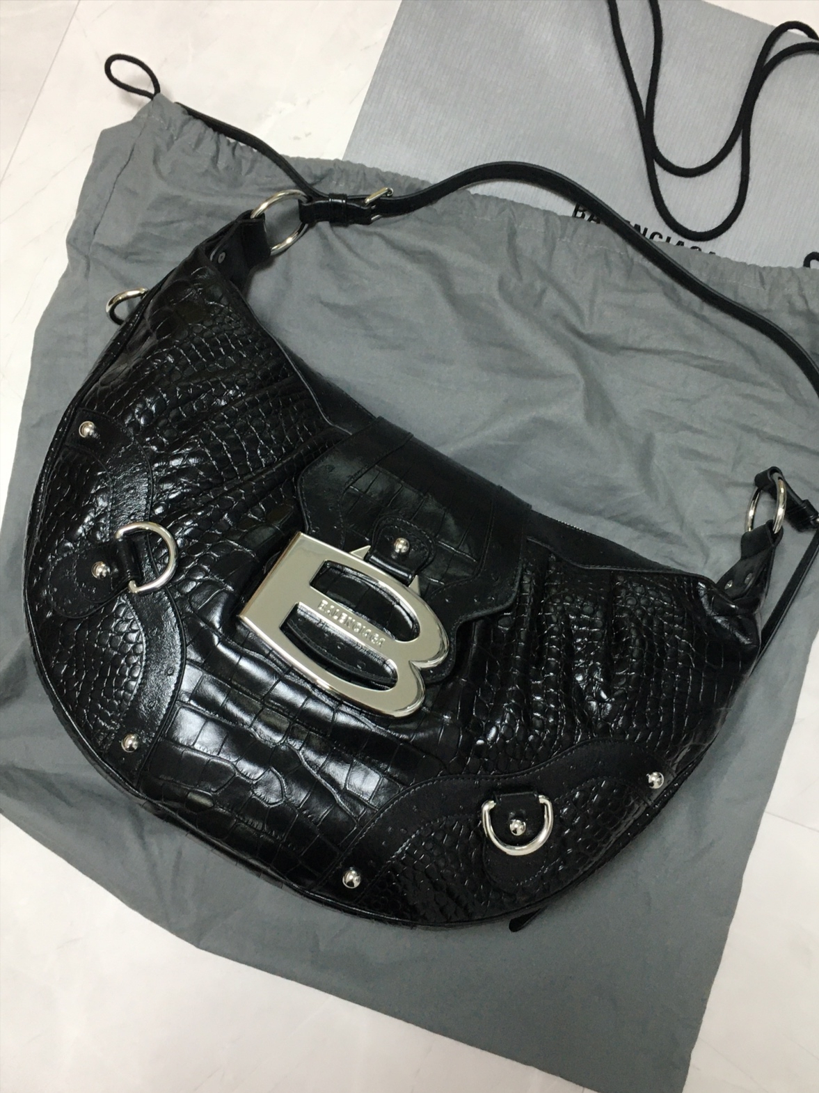 Balenciaga Essex Hobo Bag Black 착용 스타일 - 1