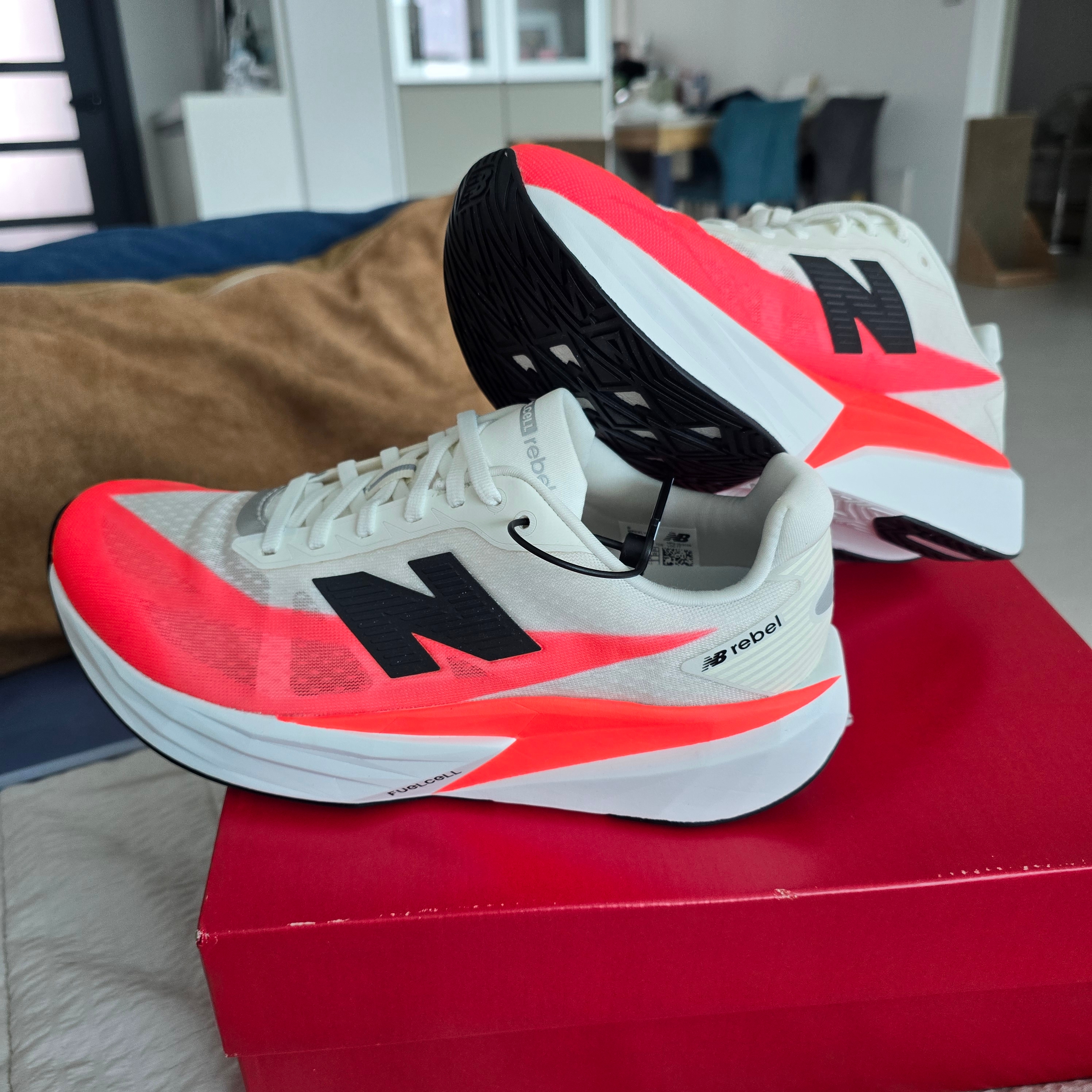 New Balance FuelCell Rebel v5 Urgent Red White Sea Salt - D Standard 착용 스타일 - 2