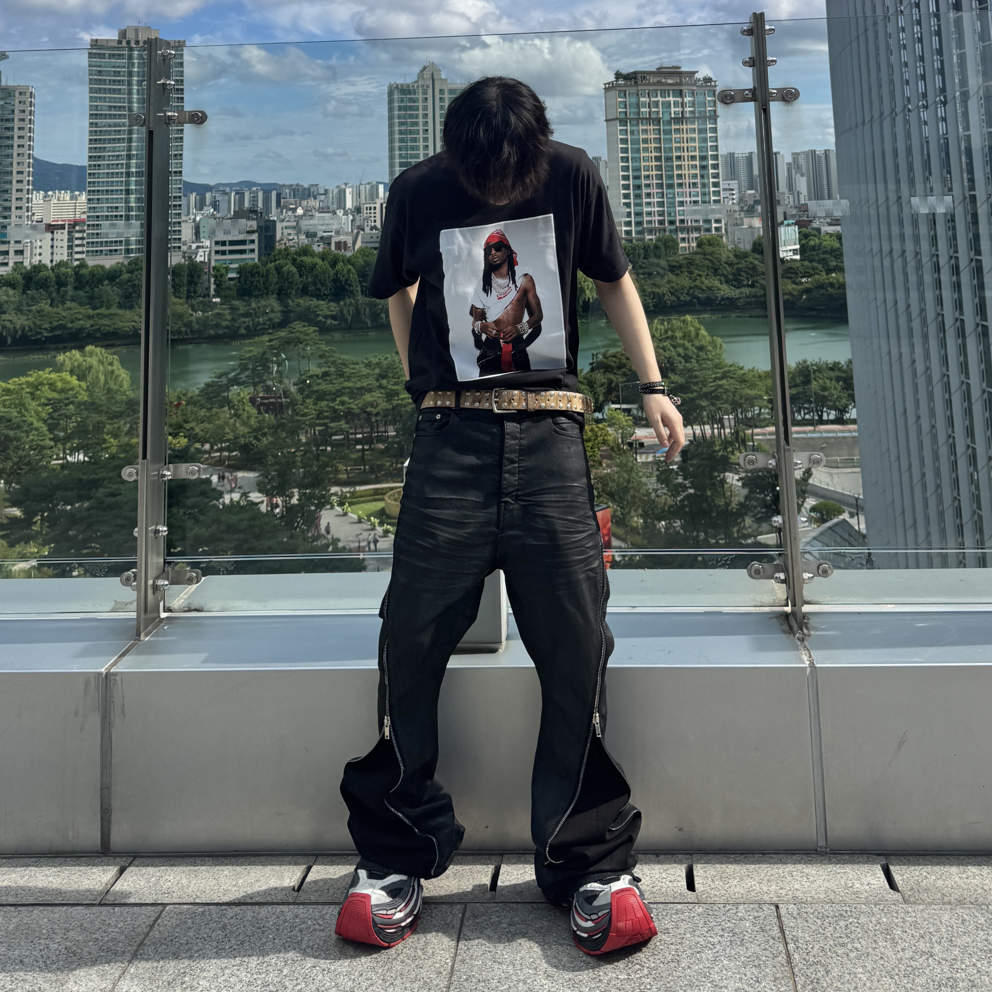 Supreme Playboi Carti T-Shirt Black - 25FW, Rick Owens Drkshdw Porterville Bolan Banana Pants in Wax Stretch Denim Black 착용 스타일 - 2
