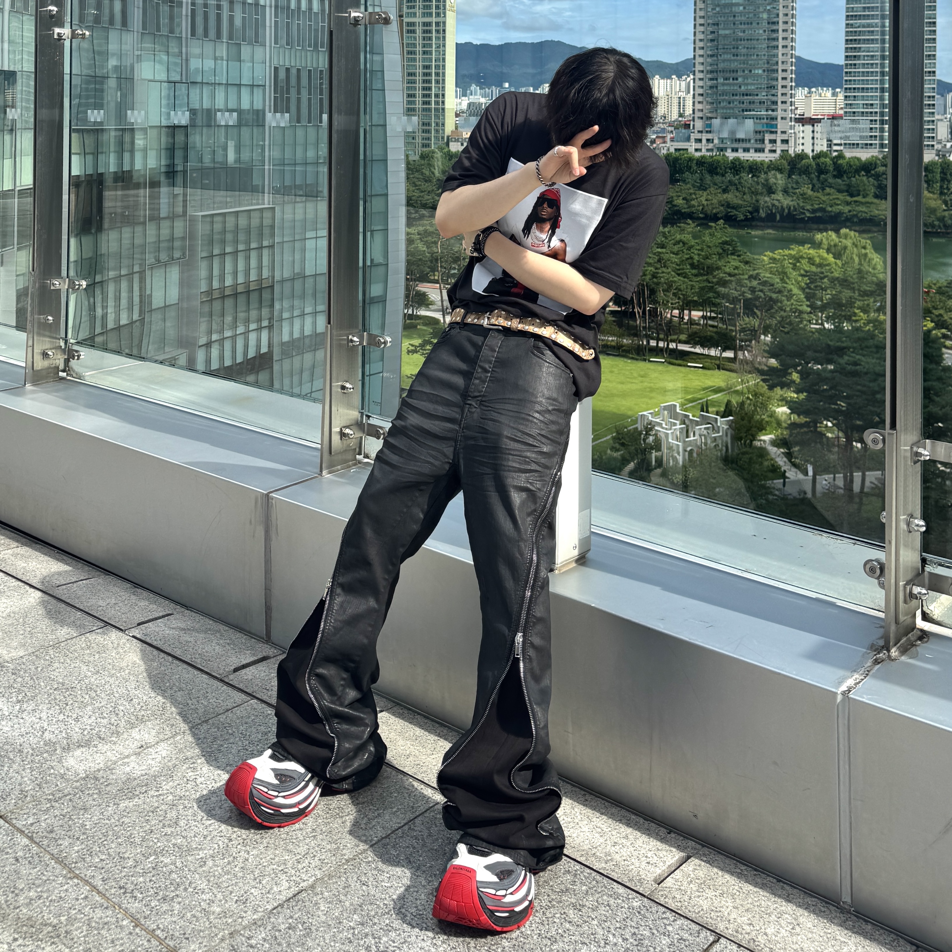 Supreme Playboi Carti T-Shirt Black - 25FW, Rick Owens Drkshdw Porterville Bolan Banana Pants in Wax Stretch Denim Black 착용 스타일 - 1