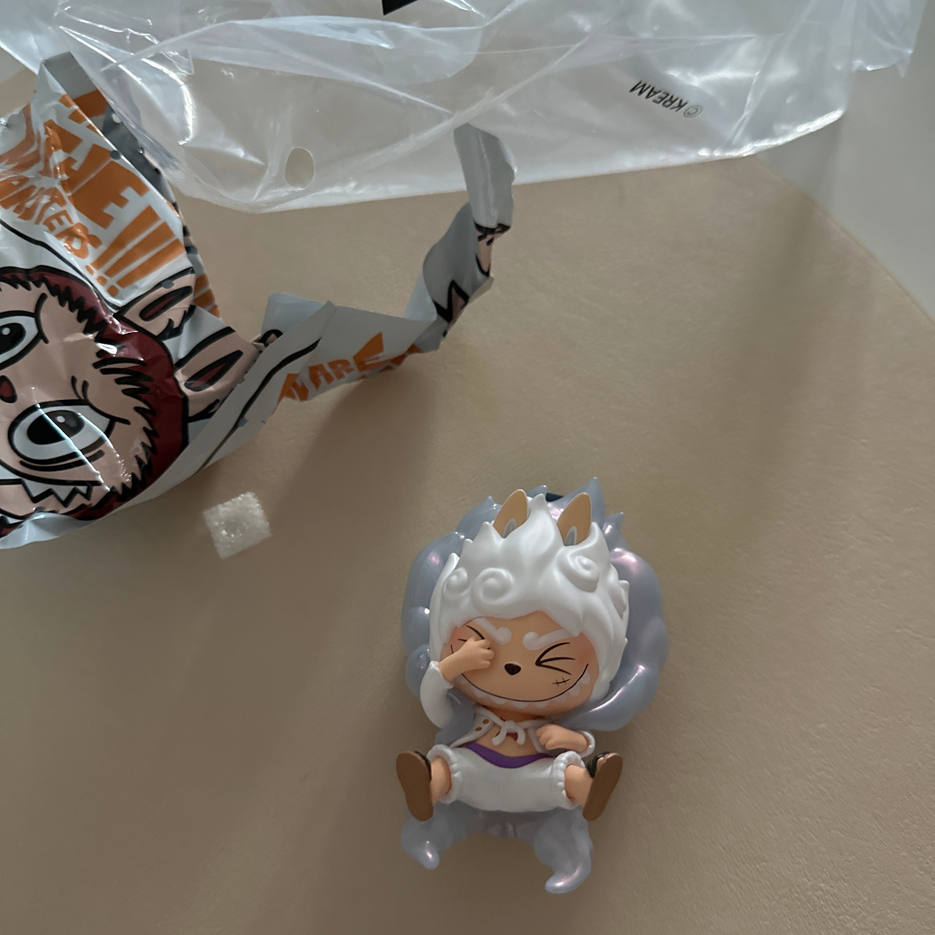 Pop Mart Labubu The Monsters x One Piece Series Figures Monkey.D.Luffy (Gear 5) (Opened Case) 착용 스타일
